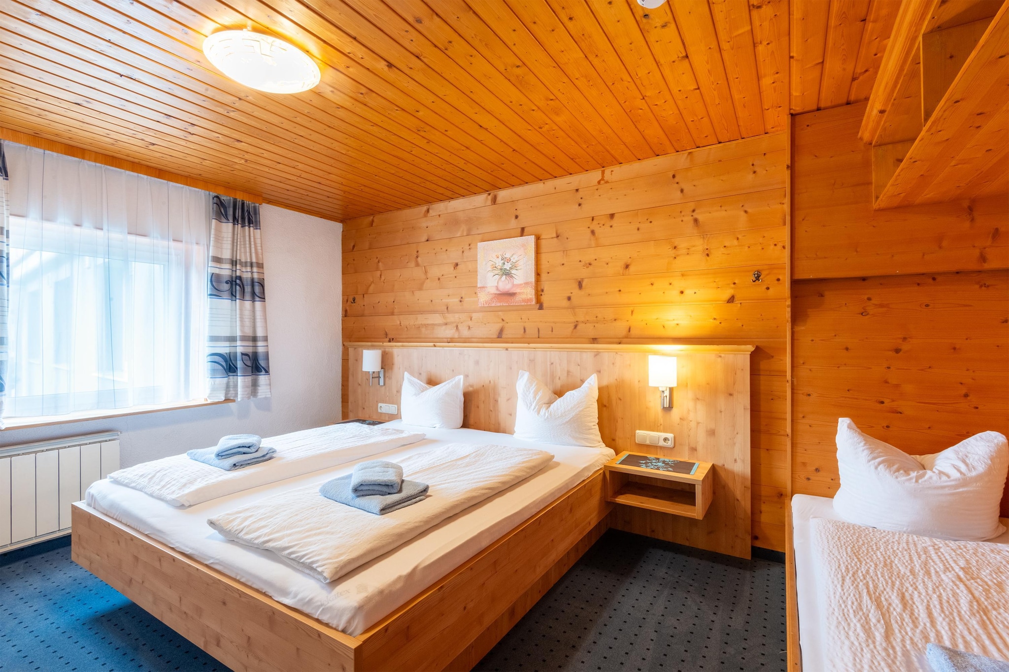 Ground floor: (open kitchen(double sofa bed, cooker(ceramic), oven, microwave, dishwasher, fridge-freezer), bedroom(2x single bed), bedroom(single bed, double bed), bathroom(shower, washbasin, toilet), bathroom(shower, washbasin, toilet), relaxation area(shared entrance)(shower, solarium, sauna(paid)), ski storage(shared entrance)(washbasin, washing machine(shared with other guests, paid), ski boot heaters))\n\nheating(central), garden(shared with other guests), garden furniture, BBQ, 2x parking, play equipment, table tennis table, children\'s bed(on request), high chair