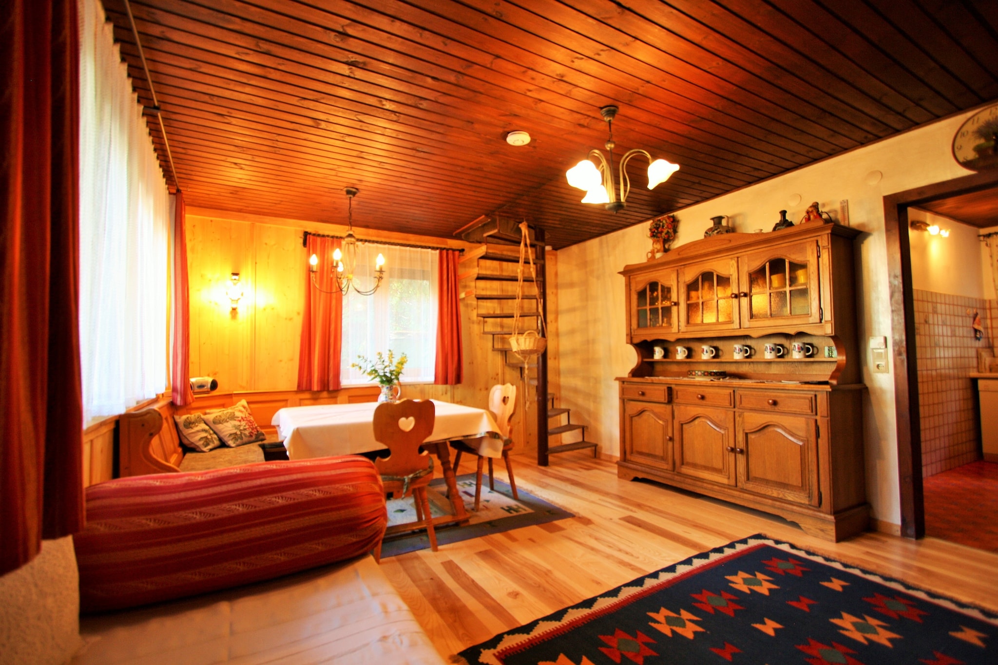 This rustic, detached chalet for a maximum of 6 people is located directly on the Sonnenalpe Nassfeld, above Hermagor in the Carnic Alps in Carinthia and is surrounded by the mountain scenery. The chalet offers a spacious living room, a well-equipped kitchen, 3 bedrooms, 1 bathroom, balcony, terrace and a garden. The chalet is surrounded by a beautiful forest area. You can park directly at the chalet.
The chalet is located in the border triangle of Austria-Italy-Slovenia and is only a short distance from the Italian border, 20 minutes from a dip in Lake Presseggersee and in an hour you are in Slovenia. Experience an unforgettable holiday in this alpine refuge! The versatile Nassfeld ski area in the Sun Ski World offers 110 kilometers of slopes of all levels of difficulty and the proximity to Italy makes this ski area in Carinthia a tip for everyone who wants to feel the Italian holiday feeling not only in summer.
The Nassfeld outdoor park is also recommended, where family holidays are really fun. Here, in Carinthia's largest outdoor park, there are a variety of challenges for young and old, such as high ropes courses, climbing, flying fox, 3D archery, mountain carts and river tubing.
In summer, Lake Pressegger, the outdoor pool in Kirchbach, the Gitschtal adventure pool and the natural swimming pool and natural pool in Mauthen offer plenty of bathing fun!
Directly in Hermagor there are enough shops for daily needs as well as a good selection of restaurants.