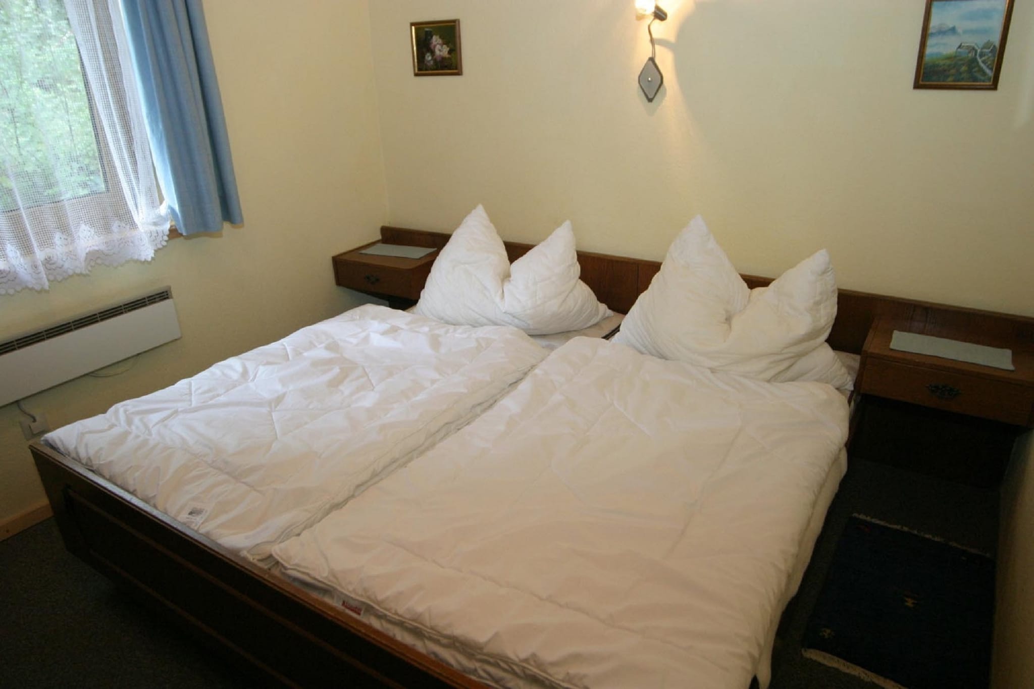 Ground floor: (Living room(TV, dishwasher), Kitchen(hob(4 ring stoves), hood, oven, dishwasher, fridge), bedroom(double bed), bathroom(shower, washbasin, toilet))\n\nOn the 1st floor: (bedroom(via fairly steep stairs)(double bed), bedroom(via fairly steep stairs)(double bed))\n\nbalcony, terrace, garden, parking, children\'s bed