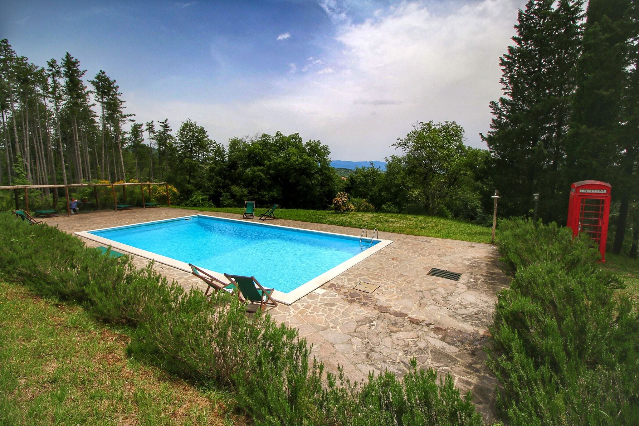Kleine middeleeuwse borgo van Italiaanse markies, zwembad, mooi uitzicht