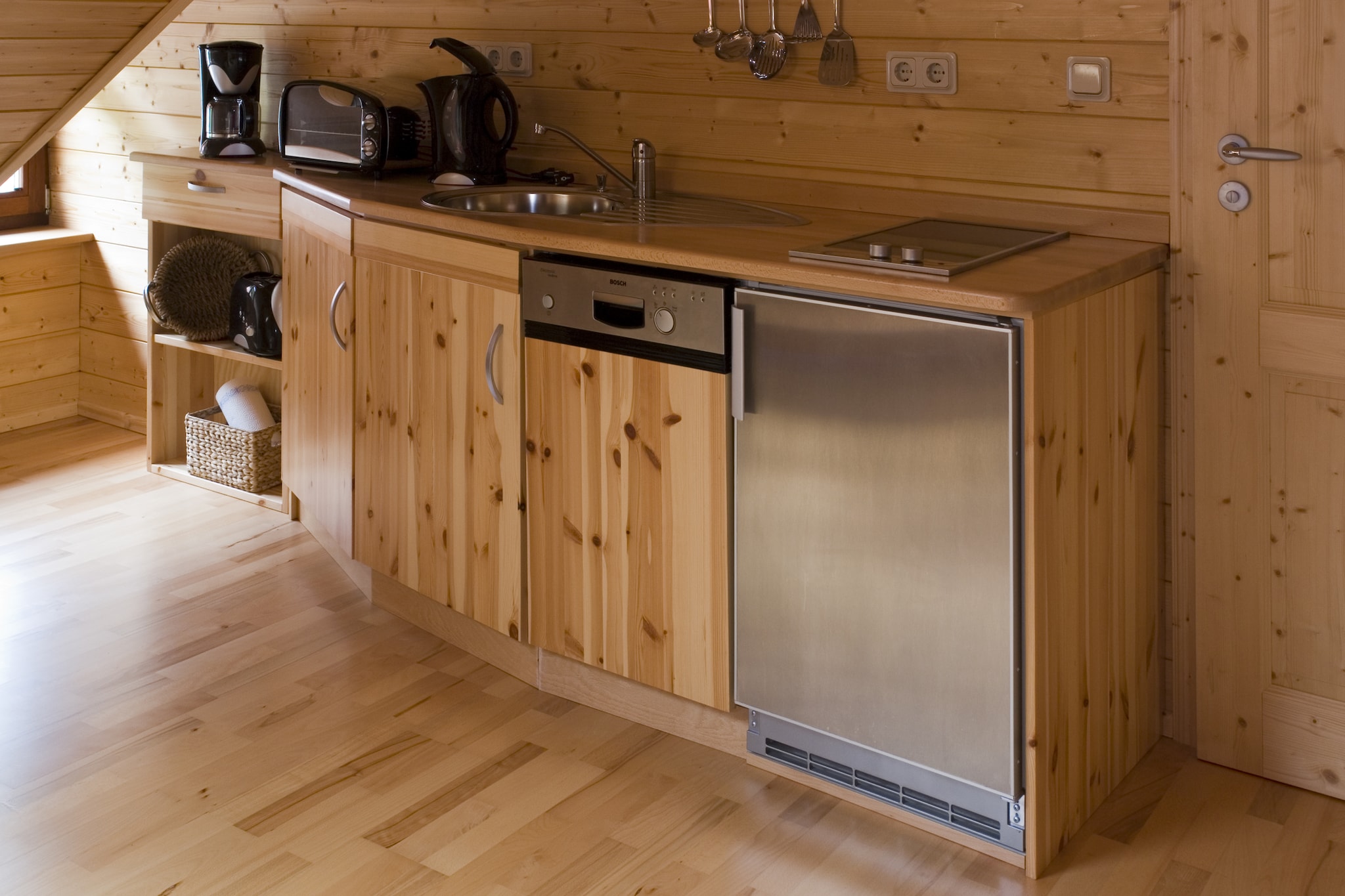 Ground floor: (Entrance, Sitting room, toilet(washbasin))\n\nOn the 1st floor: (open kitchen(toaster, cooker(ceramic), coffee machine(filter), oven, microwave, dishwasher, fridge(+ freezer)), Living/diningroom(TV(satellite)), bedroom(double bed(160 x 200 cm)), bedroom(single sofa bed, bunk bed), bathroom(shower, washbasin, toilet))\n\ntumble dryer(shared with the owner ), cot, balcony, heating(central), terrace, terrace(private, 10 m2), garden(shared with the owner ), BBQ(charcoal), parking, deckchairs, high chair