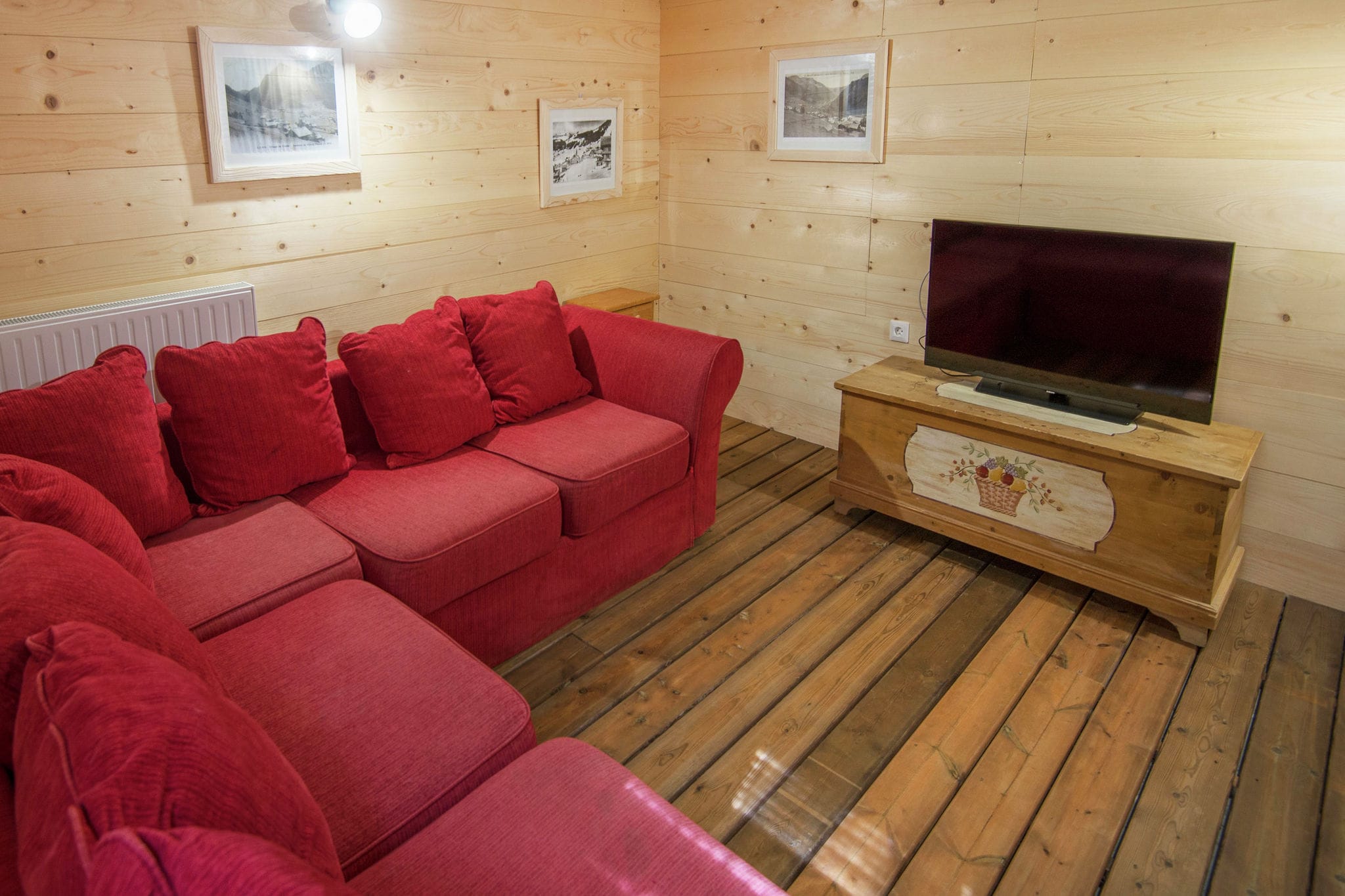 Cosy, charateristic chalet near the Petit Châtel lifts.