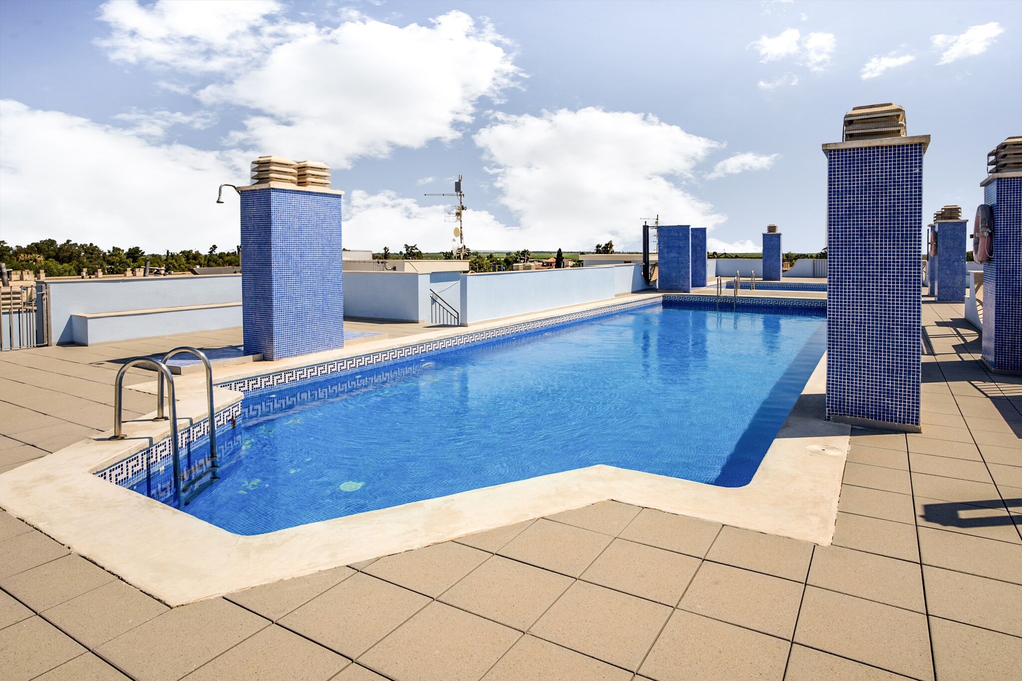 This is a cosy 1-bedroom apartment in UrbanitzaciÃ³ l'Eucaliptus. Only 100m from the beach, the home is perfect for a seaside vacation. It is ideal for a couple or small family.



The apartment is in the middle of a nature reserve 8 km from Amposta. The area around the home is ideal for hiking and for nature lovers. The Delta del Ebro National Park is nearby, where you can fish and canoe. Els Muntells is 3 km away and has various shops, bars and restaurants. Only 10 km from the apartment you will find the beach and fishing village of St. Carles de la RÃ pita with its beautiful port. There's a restaurant and supermarket 4.5 km away.



The apartment is located on the first floor and has a lift. The shared roof terrace offers a beautiful view of the surrounding area and the sea. There's also a shared swimming pool. It is air conditioned and offers bed linen, kitchen linen and bath towels.