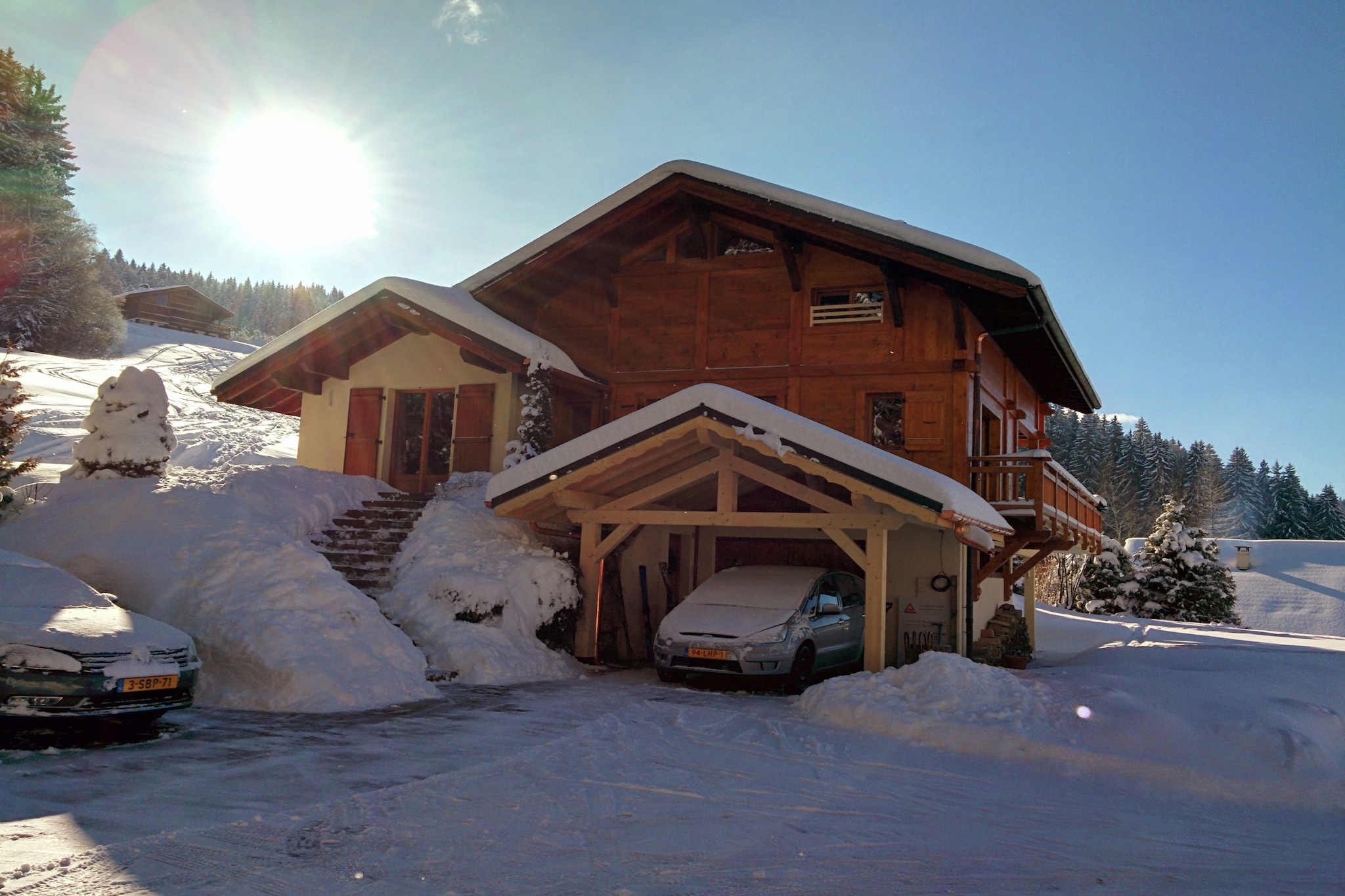 This is a beautiful, detached chalet for 12 people, not far from the slopes. In the house you will find 5 bedrooms and 4 bathrooms. So several families or groups of friends can stay here.

The house is 300 m from the Teleski des Perrières and Teleski du Chateau, with a direct connection to Morzine and other places in Les Portes du Soleil. It is possible to ski directly from the house to the slopes (advanced skiers) and also to ski directly back to the chalet. The centre of Les Gets with several shops is at about 850 m.

The chalet is fully equipped and very comfortably furnished. You have a balcony, a large, covered terrace and a veranda with a beautiful view over the valley of Les Gets. For an additional fee you can use the bubble bath (€225, only per week and to be booked in advance).