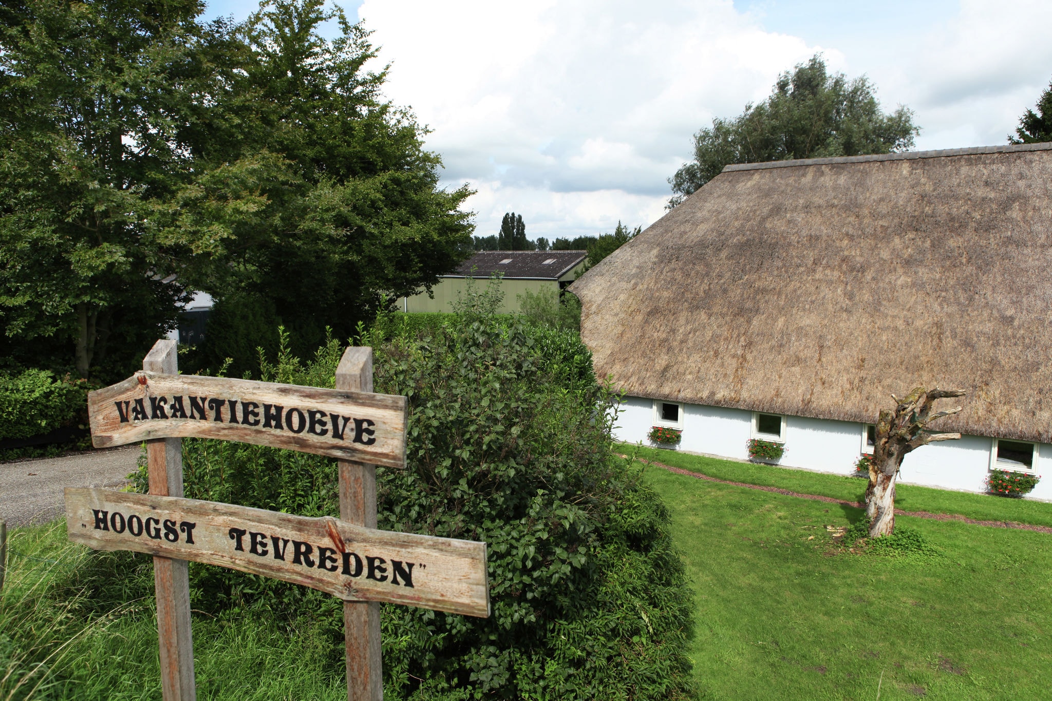 Quaint Farmhouse near River in Oosterwijk