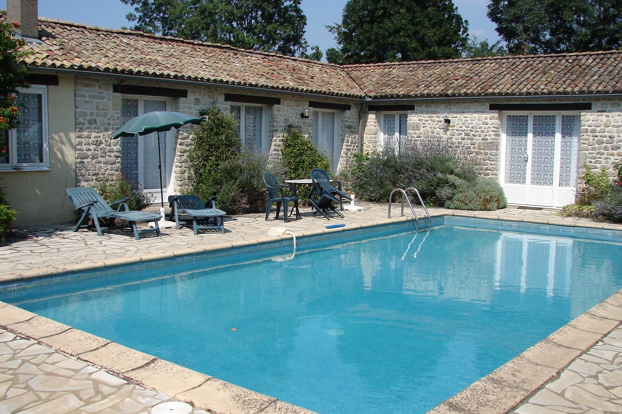 Gemütliches Ferienhaus in Souvigné mit privatem Pool