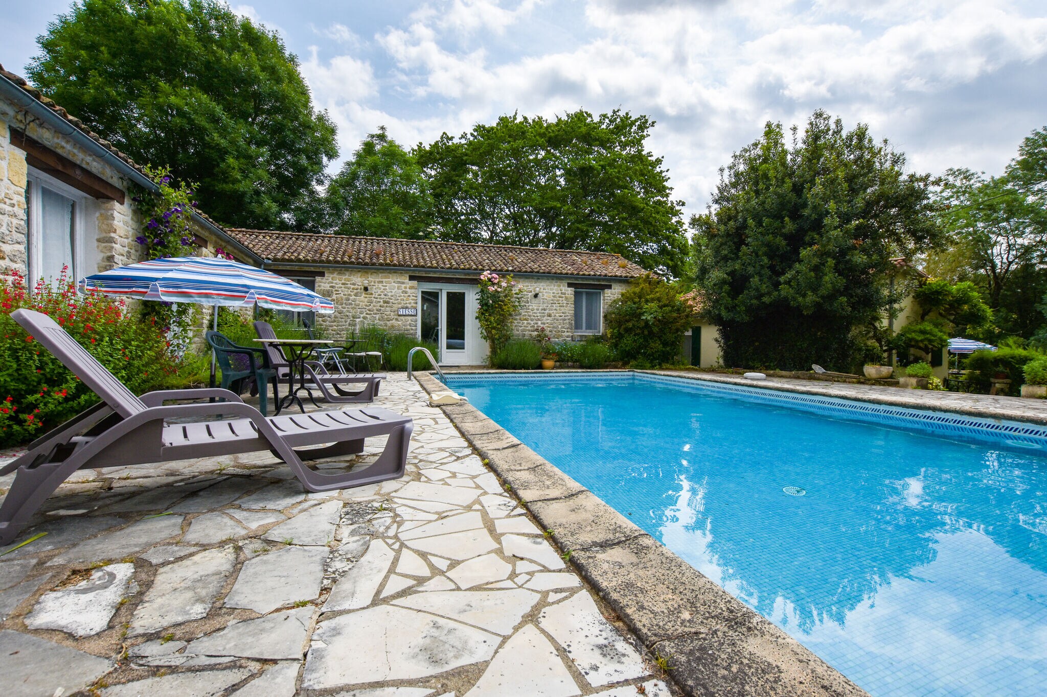 Gemütliches Ferienhaus in Souvigné mit privatem Pool