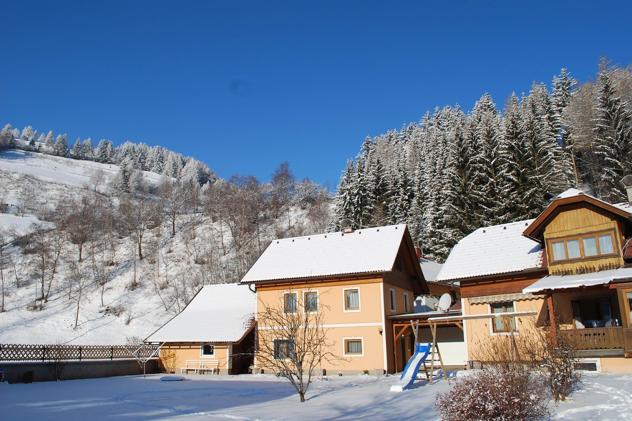 This modern apartment for a maximum of 5 people is located in Rennweg am Katschberg in Carinthia, centrally located in the Katschberg ski and hiking area.
This modernly furnished apartment has a private entrance on the upper floor. The 2 bedrooms, the living/dining kitchen and the bathroom make it a perfect place to stay for 5 people. You share a south-facing garden with the owner's young family, who live in the house next door. In summer this is an ideal place to enjoy the peace and the mountains.
Rennweg am Katschberg offers a beautiful natural landscape in summer and winter, and is only a few minutes away from the ski area and the Katschberg hiking region. The Katschberg Lieser-Maltatal holiday region with the valley town of Rennweg is perfect for a family holiday, hiking holiday or skiing holiday.
In winter it is about 10 minutes to the well-known Katschberg ski area with 80 kilometers of slopes and 17 lifts and about 20 minutes to one of Austria's best-kept secrets: the snow-sure Innerkrems ski area in winter.
In summer, the holiday region offers numerous leisure activities and over 200 km of hiking and cycling routes to explore the Hohe Tauern and Carinthian Nockberge national parks. The Gries outdoor pool in Rennweg am Katschberg offers lots of swimming fun in summer!