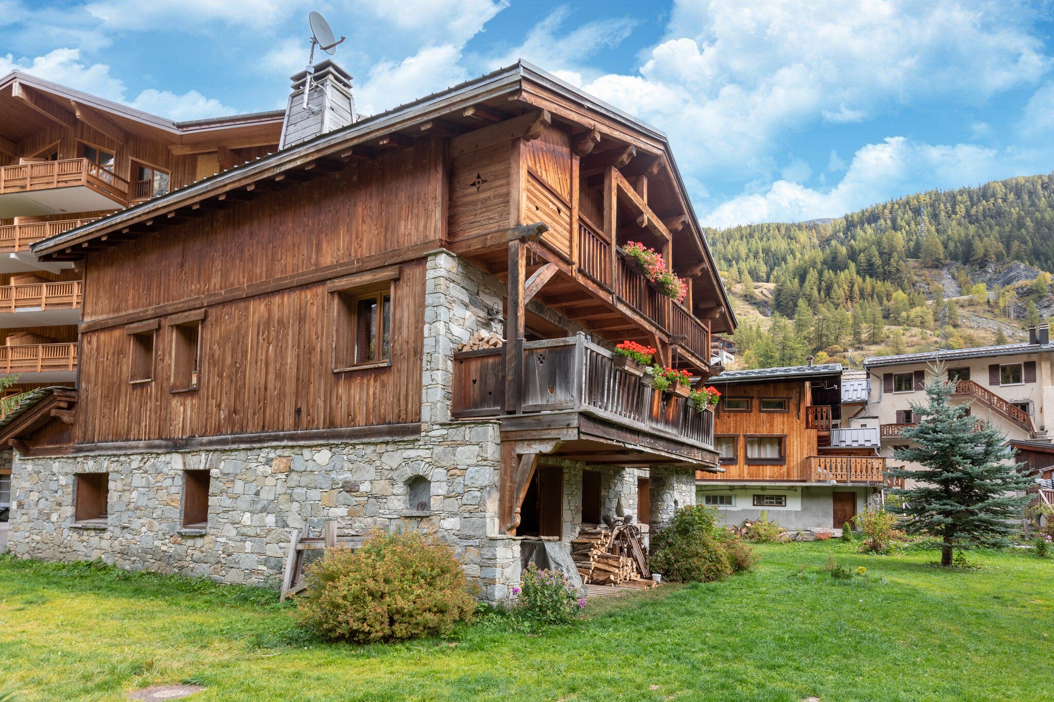 Ground floor: (hallway, Living room(double sofa bed, TV, dining table, DVD player), open kitchen(toaster, hood, coffee machine, oven, combination microwave, microwave, dishwasher), Bedroom with bathroom(2x single bed, shower, washbasin, toilet), Bedroom with bathroom(2x single bed, shower, washbasin, toilet), Bedroom with bathroom(2x single bed, shower, washbasin, toilet), toilet, ski storage(washing machine, ski boot heaters))\n\nheating(floor heating), terrace, garden, bicycles available