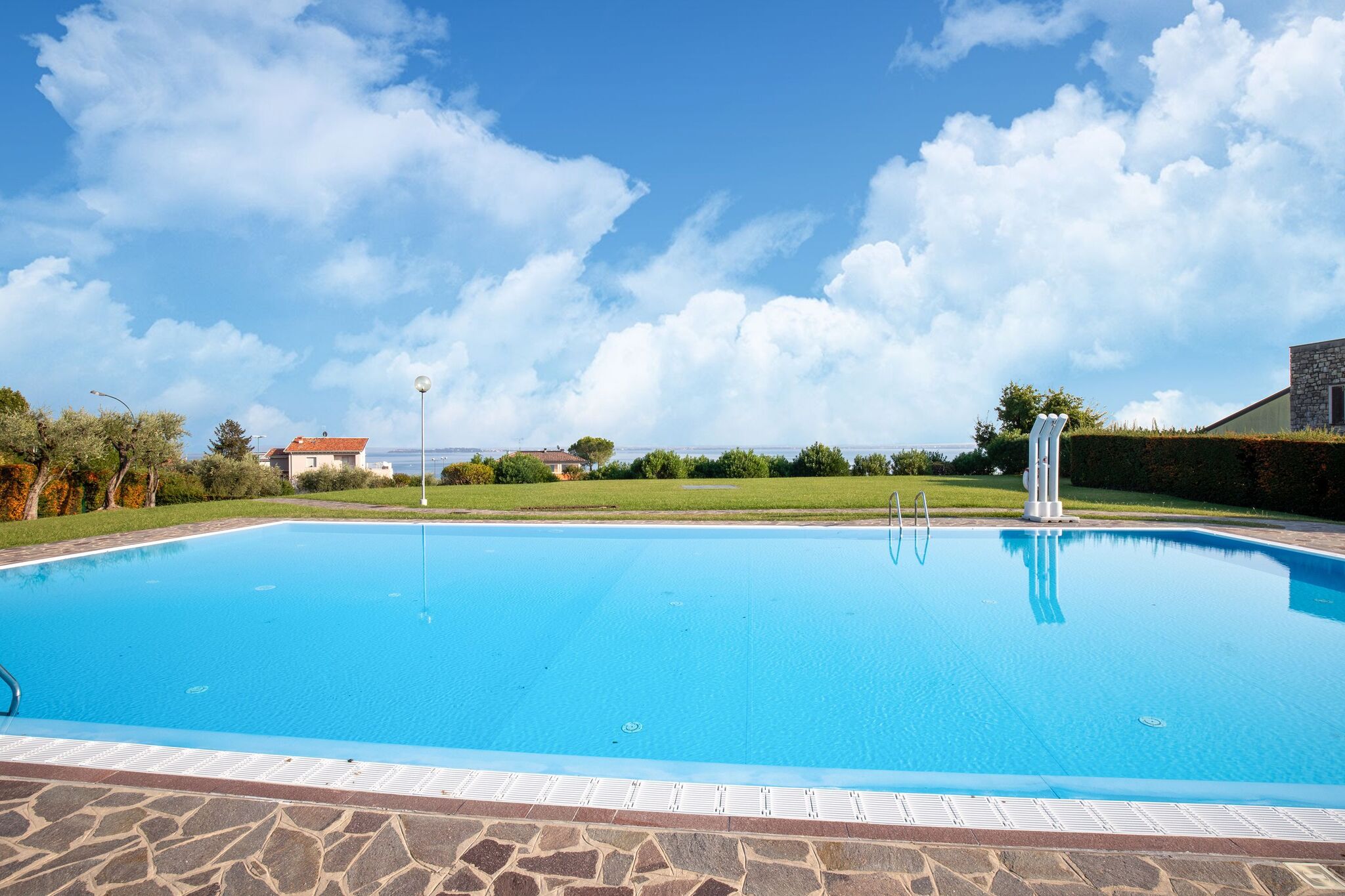 Modern vakantiehuis met zwembad in Moniga del Garda