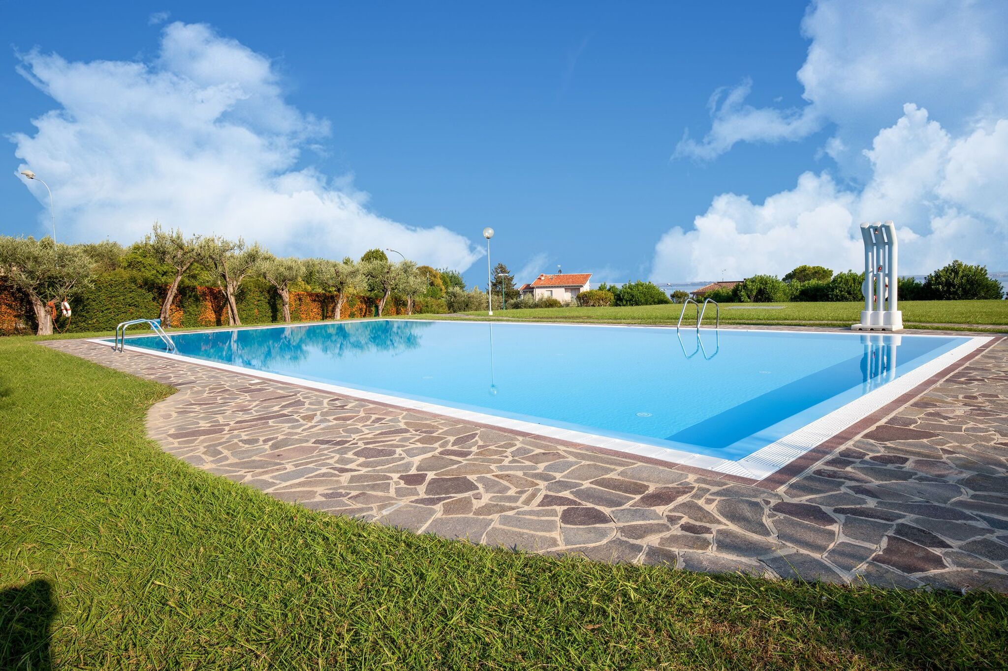 Maison de vacances moderne avec piscine à Moniga del Garda