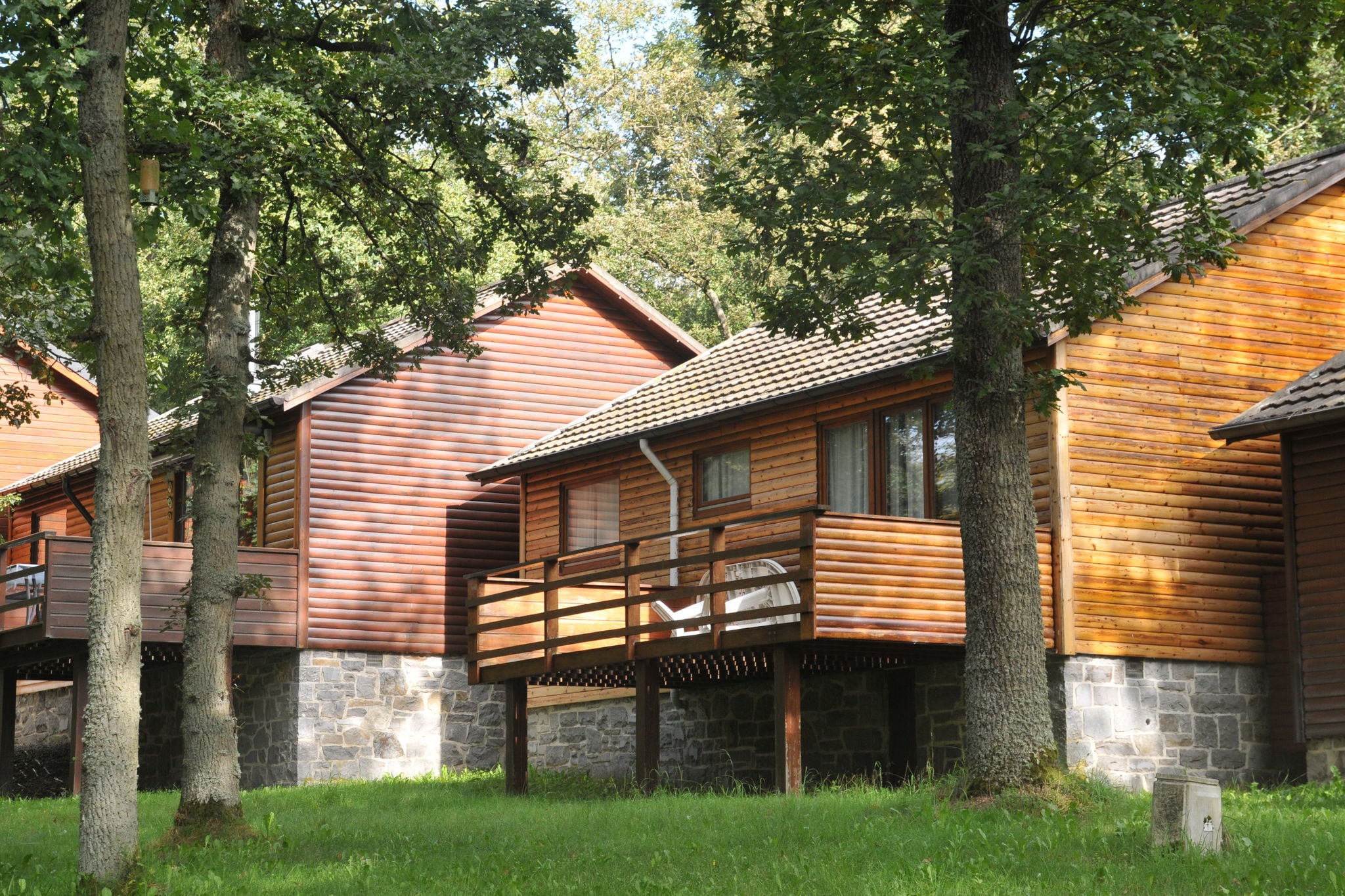 Knus, houten chalet met veranda, op slechts 15 km van Durbuy
