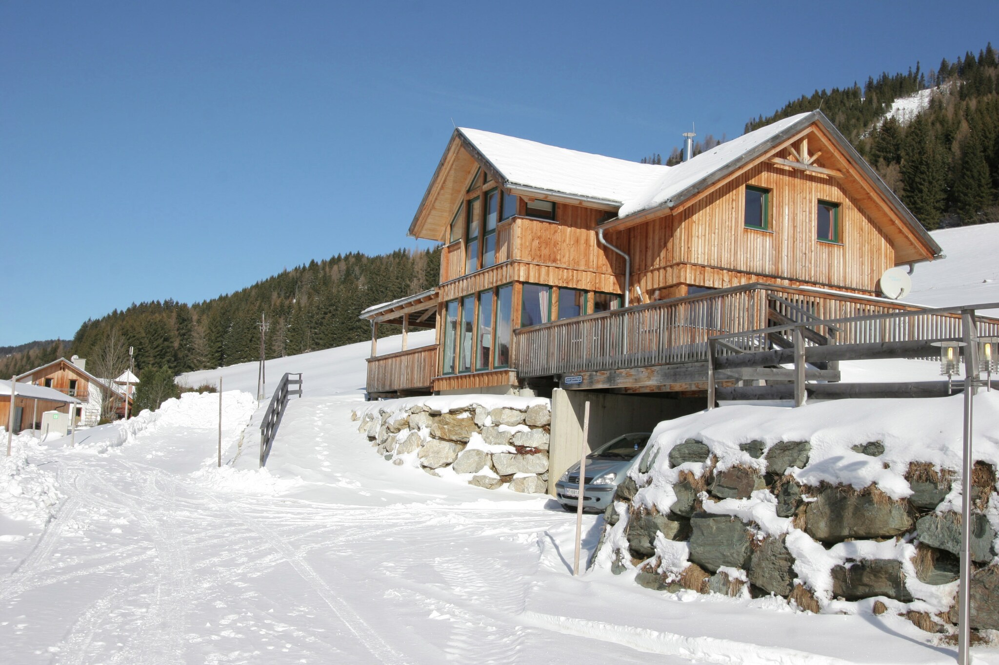 This detached, south-facing chalet for a maximum of 10 people is located in the Chaletpark Hohentauern, in the middle of the village of Hohentauern (snow-sure altitude 1,275 meters) and practically right next to the ski lift. The detached chalet is modern, built from wood and equipped with every luxury imaginable.

The chalet offers a modern living room with sofa bed and dining table, an open, fully equipped kitchen, 4 spacious bedrooms, 2 bathrooms, a winter garden, a south-facing terrace and an in-house wellness area with sauna and shower. You can park directly under the carport and there is a storage room for your ski equipment. From the winter garden with panoramic glazing you have a wonderful view of the mountains, the ski lift and the village. You also have a wonderful view of the mountains from the spacious terrace.

The ski lift to the well-known and traditional family ski area Ski Hohentauern with 11 kilometers of slopes is only 300m away and various hiking trails are right on the doorstep. In every season, the chalet and the immediate surroundings offer you and your family the opportunity to enjoy an active and relaxing holiday.

Summer is especially known for the many lakes, thermal baths and the impressive Hohe Tauern mountain range. The more than 200 days of sunshine per year and the snow-sure ski area make this area a perfect holiday region in every season.

The reception can only be reached by telephone on Wednesdays.