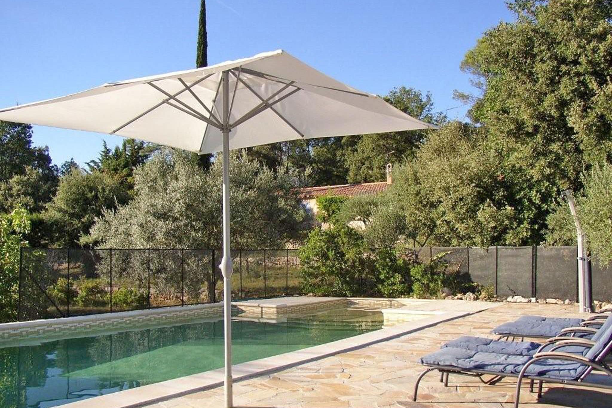 Maison de vacances calme avec piscine à Carces en France