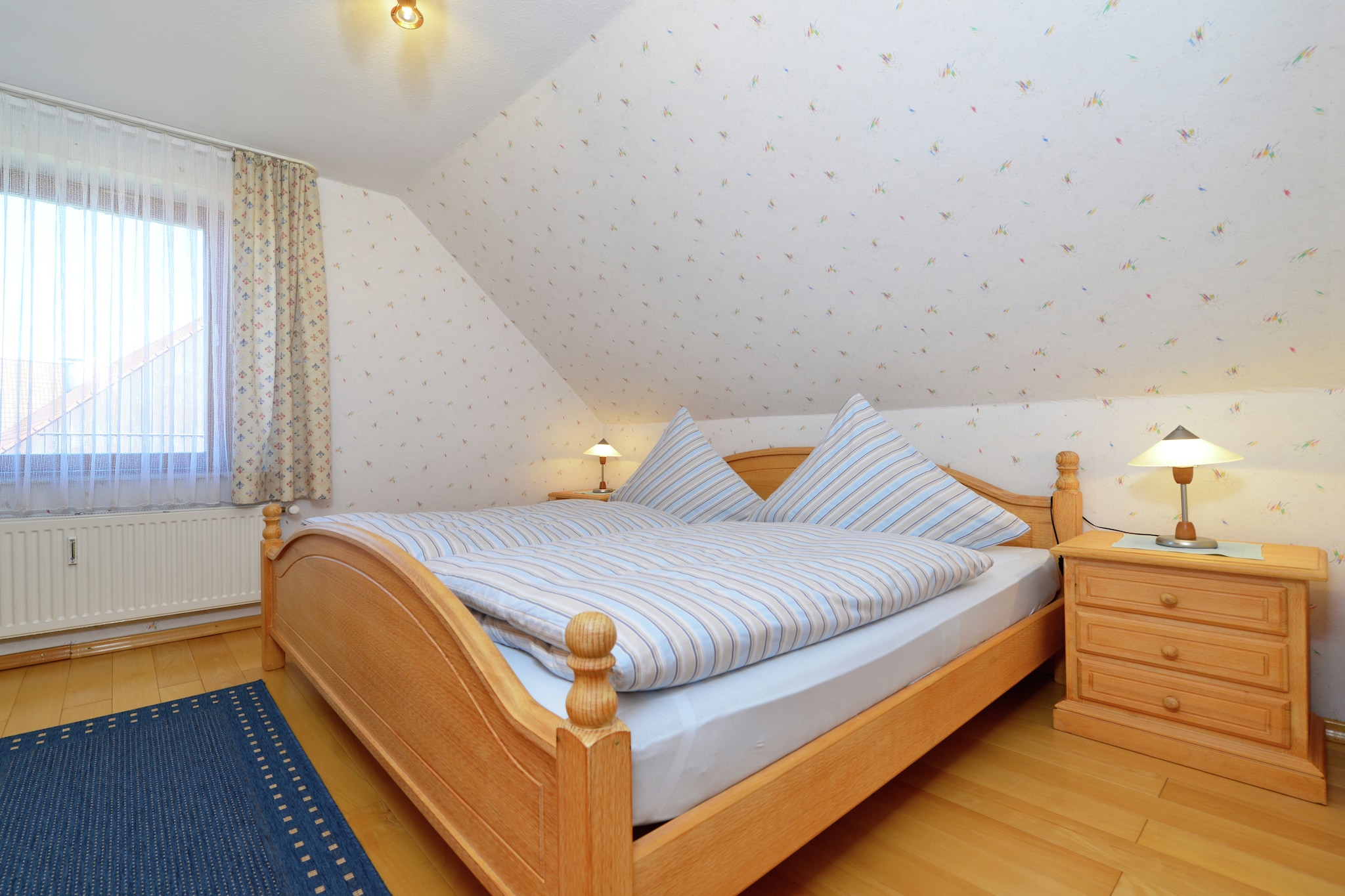 Ground floor: (Entrance)\n\nOn the 1st floor: (open kitchen(electric kettle, toaster, cooker(4 ring stoves, ceramic), coffee machine, oven, dishwasher, fridge-freezer), Living/diningroom(TV(satellite), dining table), bedroom(double bed), bathroom(shower, washbasin, toilet))\n\ngrill, tumble dryer(shared with other guests, paid), washing machine(shared with other guests, paid), heating(central), terrace(shared with other guests), garden(shared with other guests), garden furniture, parking, children\'s bed, high chair