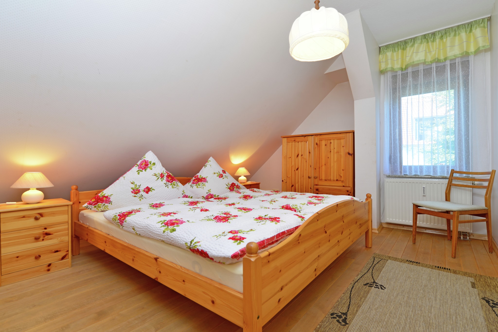 Ground floor: (Entrance, bathroom(hip bath, washbasin, toilet))\n\nOn the 1st floor: (Kitchen(electric kettle, cooker(4 ring stoves, ceramic), coffee machine(filter), oven, dishwasher, fridge-freezer), Living/diningroom(TV(satellite), dining table), bedroom(double bed), bedroom(double bed), bathroom(shower, washbasin, toilet))\n\nOn the 2nd floor: (bedroom(2x single bed))\n\ngrill, tumble dryer(shared with other guests), balcony, heating(central), terrace(shared with other guests), garden(shared with other guests), garden furniture, children\'s bed, high chair