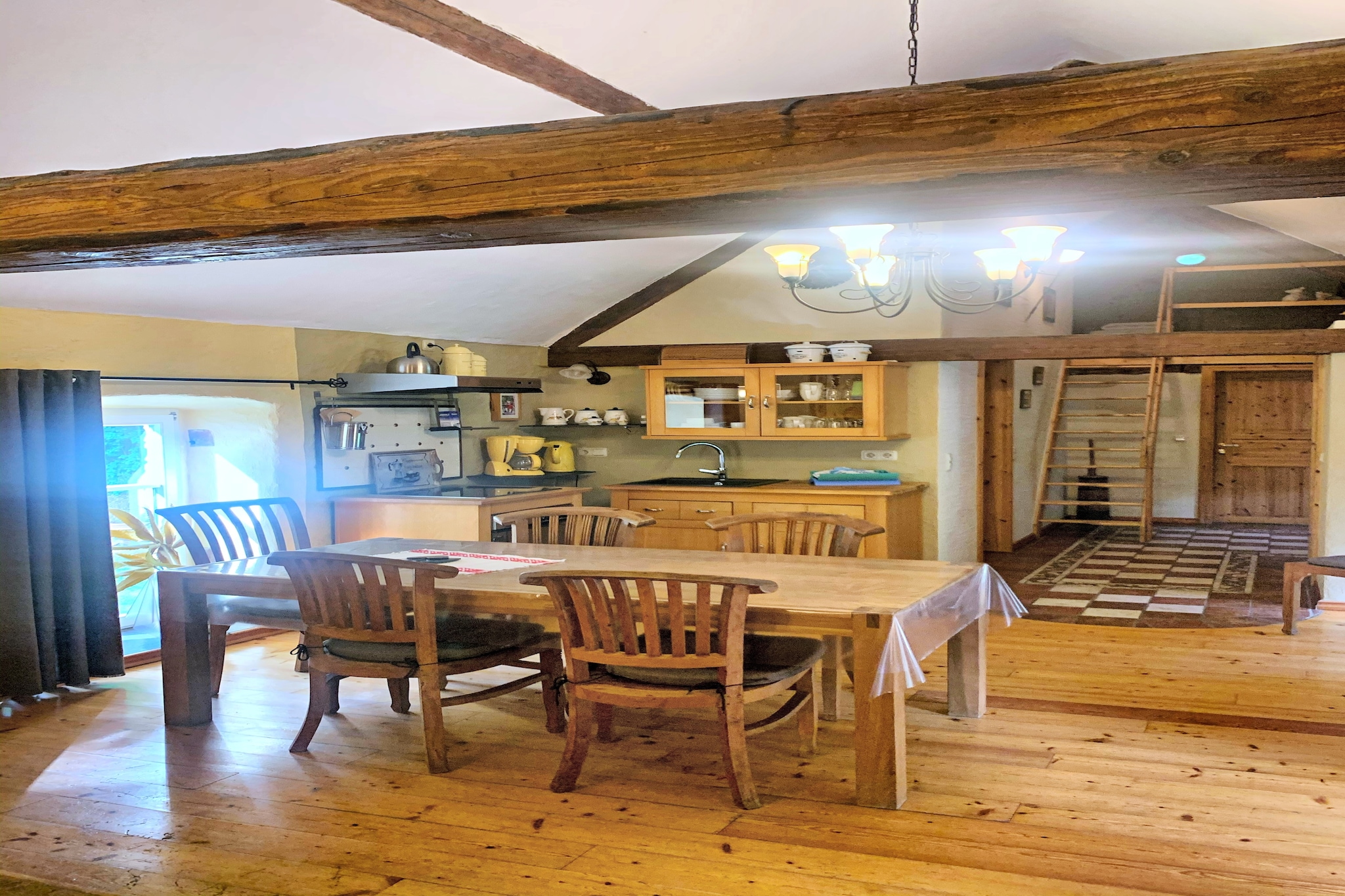 On the 1st floor: (open kitchen(dining table, electric kettle, cooker(ceramic), coffee machine(filter), oven, dishwasher, fridge), Living/diningroom(TV, DVD player, radio), bedroom(double bed), bathroom(shower, washbasin, toilet))\n\nOn the 2nd floor: (bedroom(double bed))\n\nheating(central), garden, garden furniture, children\'s bed, high chair