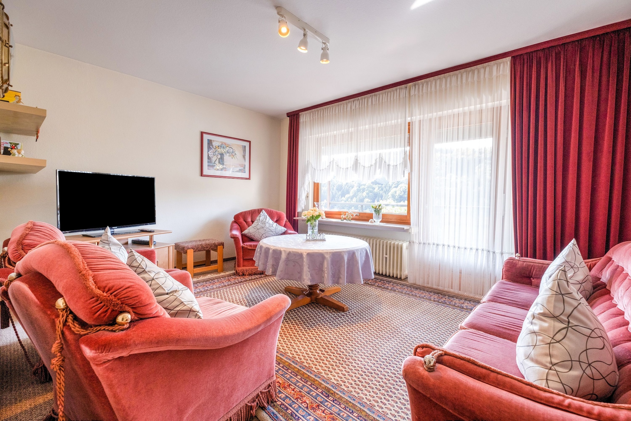 This bright and welcoming 6-bedroom apartment in Titmaringhausen accommodates up to 11 guests, making it ideal for families and large groups. Located near a peaceful forest, it offers a private terrace with barbecue, perfect for relaxing evenings. Inside, enjoy a cozy living room with TV and radio, a fully equipped kitchen, and central heating for year-round comfort.
Children are well catered for with a cot, high chair, sandpit, and play equipment, while adults can unwind or explore nearby attractions. The Willingen ski area is just 10 minutes away, and Winterberg is reachable in 15 minutes. Popular outings include Aventura-Spielberg, climbing forest, Diemelsee, and Edersee. A public pool (5 km) and tennis court (0.8 km) add to the fun.
Restaurants (300 m), a supermarket (5 km), public transport (300 m), and the nearest airport (60 km) ensure easy access.