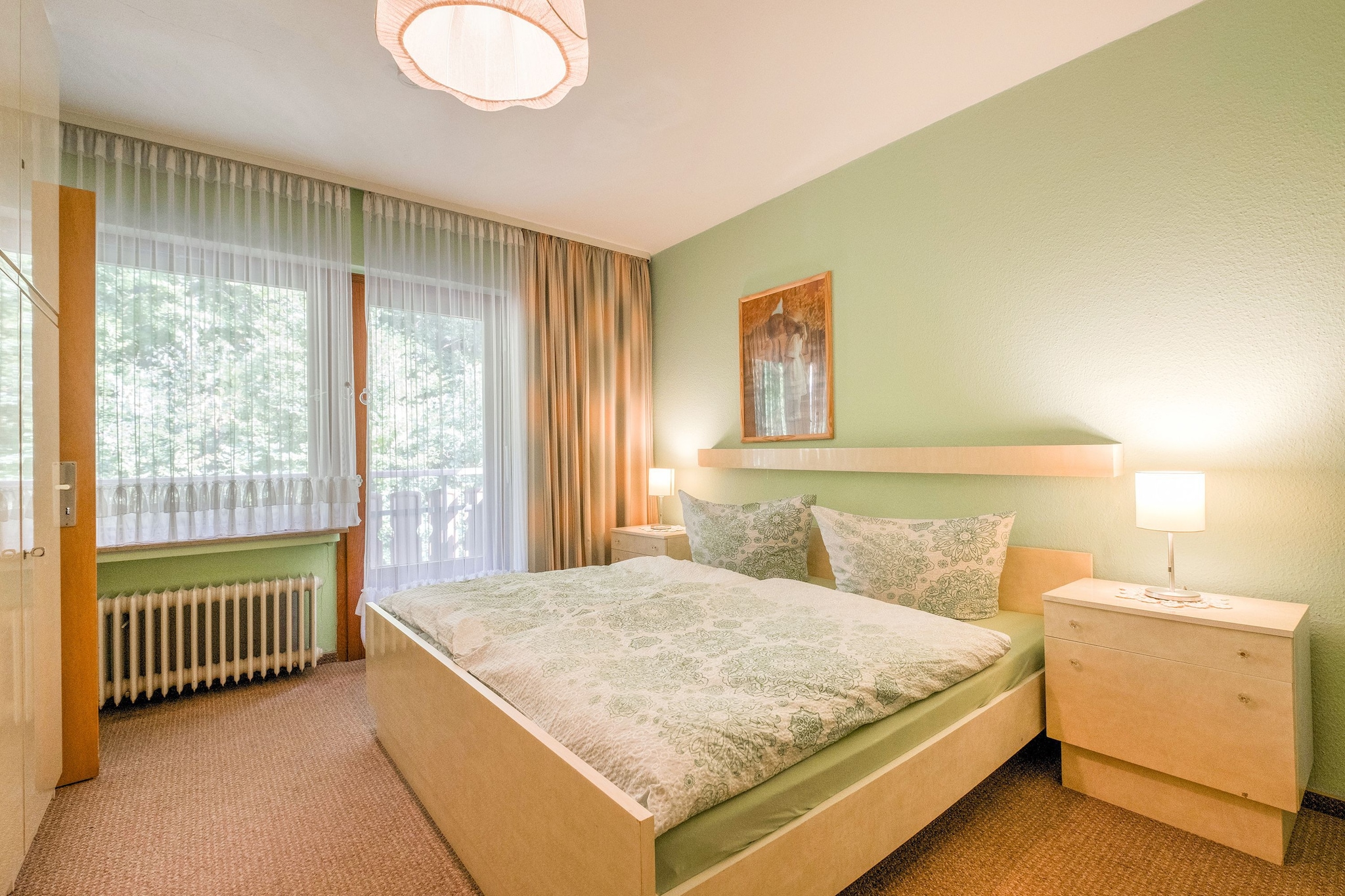 Ground floor: (storage(fridge-freezer))\n\nOn the 2nd floor: (Living room(TV(satellite), balcony), dining room(stereo unit), Kitchen(cooker, coffee machine(filter), oven, microwave, dishwasher, fridge), bedroom(double bed), bedroom(double bed), Bedroom with bathroom(double bed, shower, washbasin, toilet, balcony), Bedroom with bathroom(double bed, shower, washbasin, toilet, balcony), bathroom(bath tub, washbasin, toilet), toilet)\n\nAttic: (Bedroom with bathroom(double bed, shower, washbasin, toilet))\n\nDVD player, radio, cot, cot, heating(central), terrace, terrace(private), garden, garden(private, 200 m2), garden furniture, BBQ, parking, deckchairs, parasol, sand pit, play equipment, table tennis table, children\'s bed, 2x high chair, party games