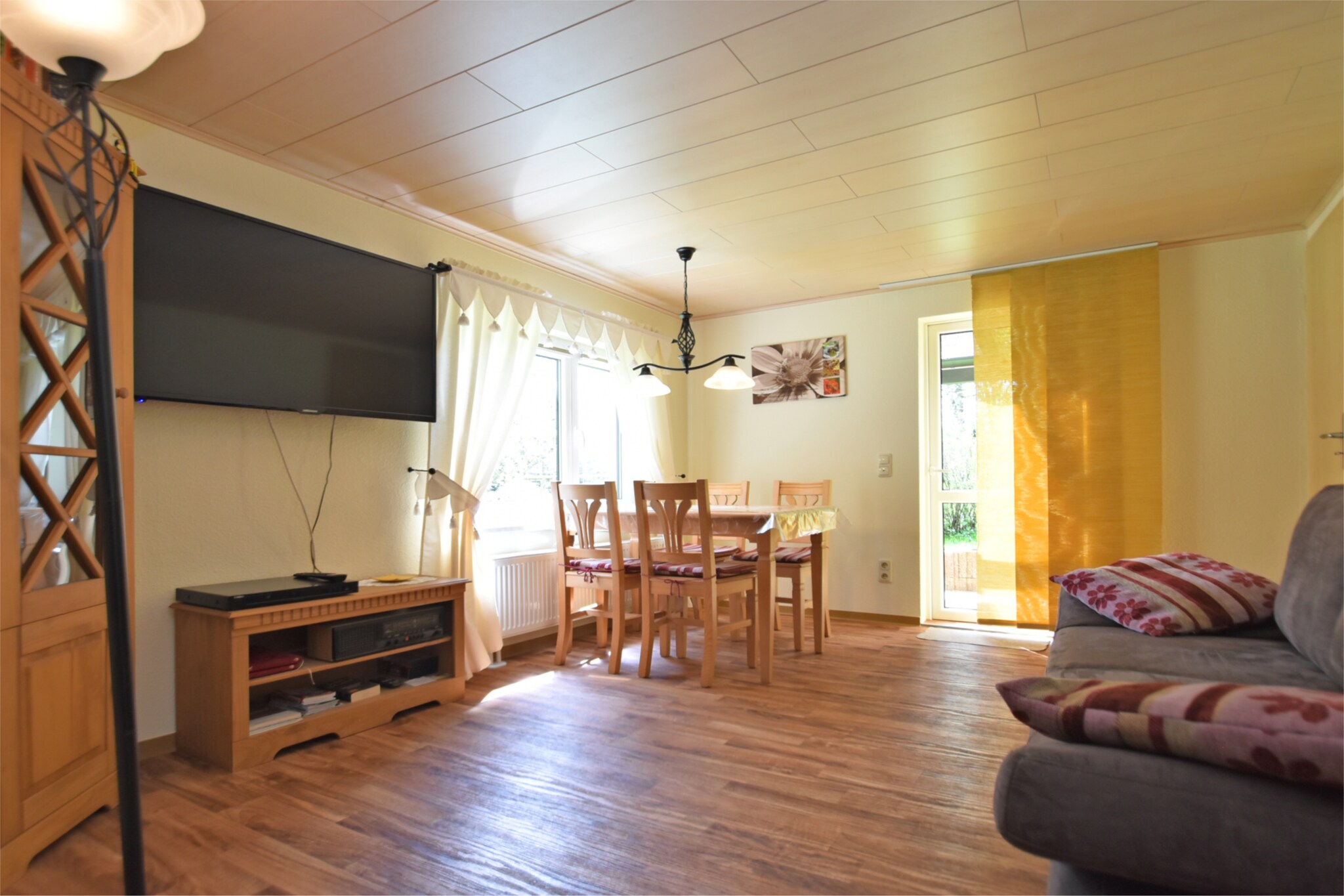 Located in Walthersdorf, this 1-bedroom holiday home is perfect for leisure as well as active travellers. A couple can stay here and relax or go out on excursions nearby. You can spend your day listening to the birds chirping in the roofed terrace.
You can go to the shops, 1 km away from buying grocery or daily essentials. The nearest restaurants are 2 km away, where delicious meals can be savoured. You can start your winter sports by taking ski lift 2 km away. The town centre, 4 km away, can be visited if you want to get more facilities.
The centrally heated home has a furnished garden, where you can enjoy barbecue meals till late. There are deckchairs for getting tanned too. Parking is on-site. The wood stove in the living cum dining room keeps the indoor warm and cosy.
Public transport is available 500 m away.