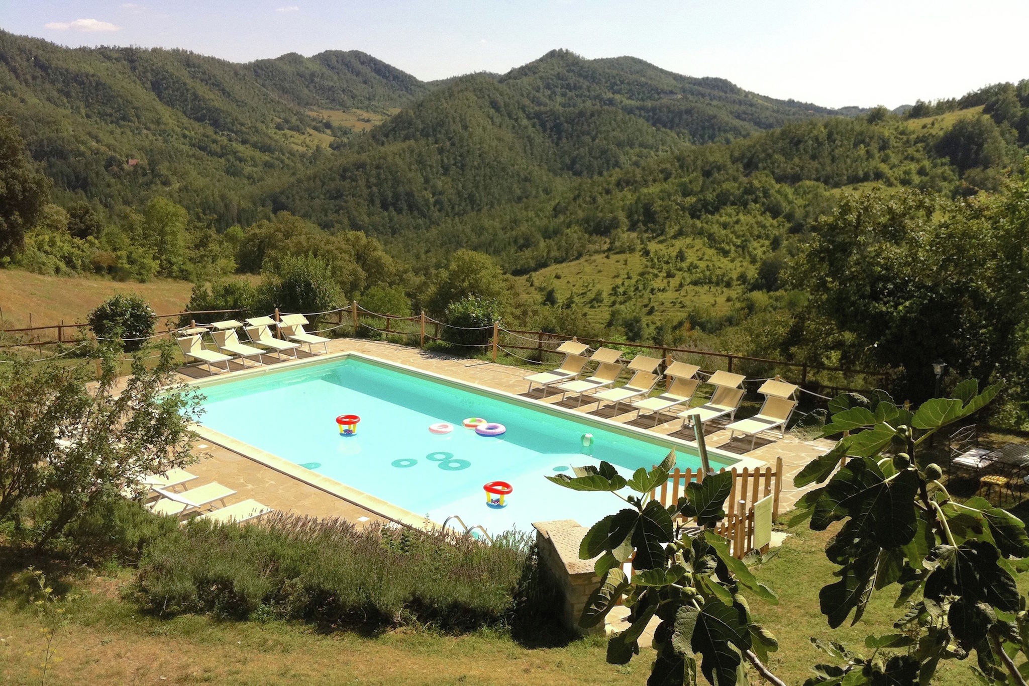 Rustikaler Bauernhof in Apecchio mit Pool