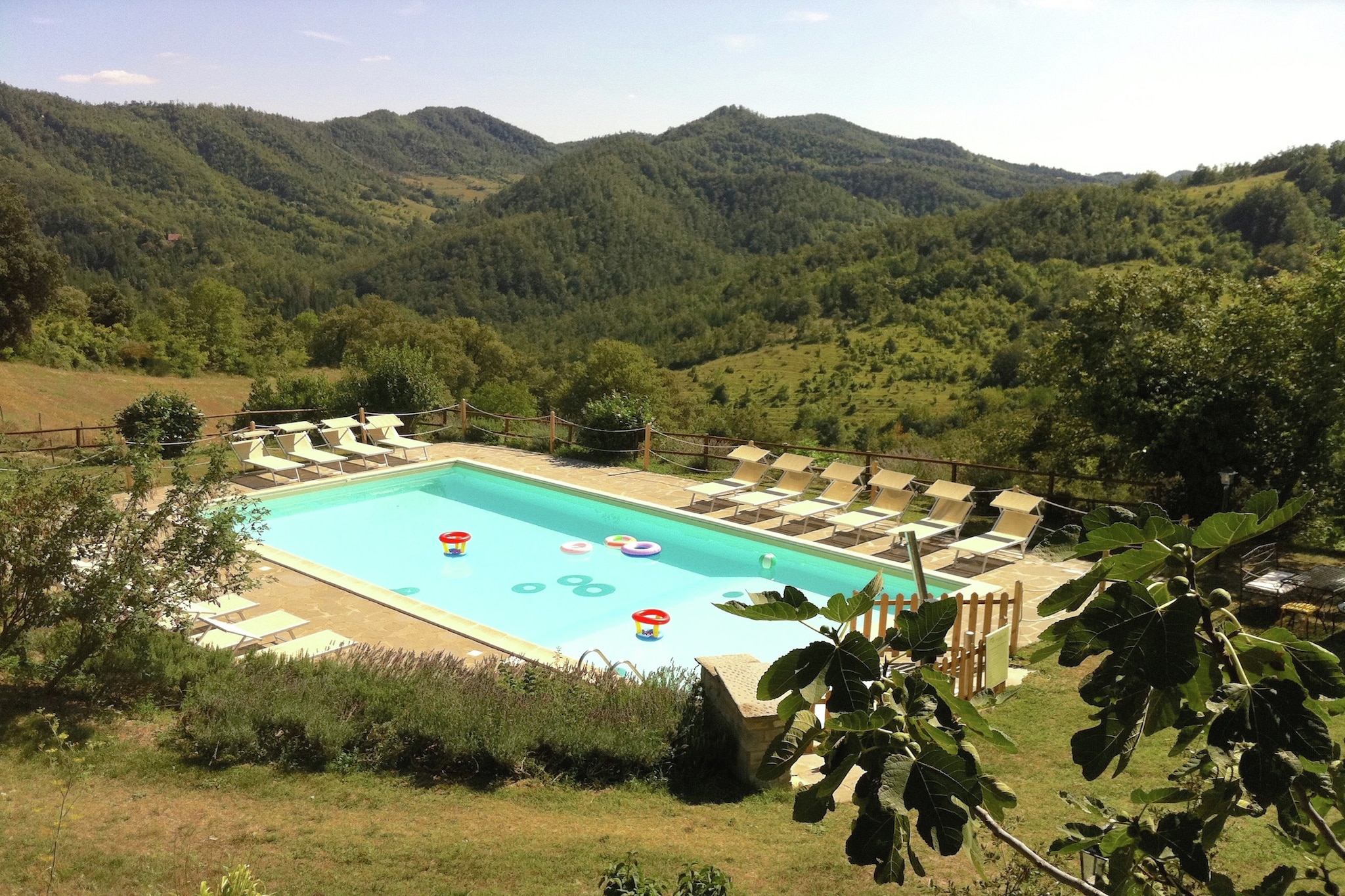 Rustikaler Bauernhof in Apecchio mit Pool