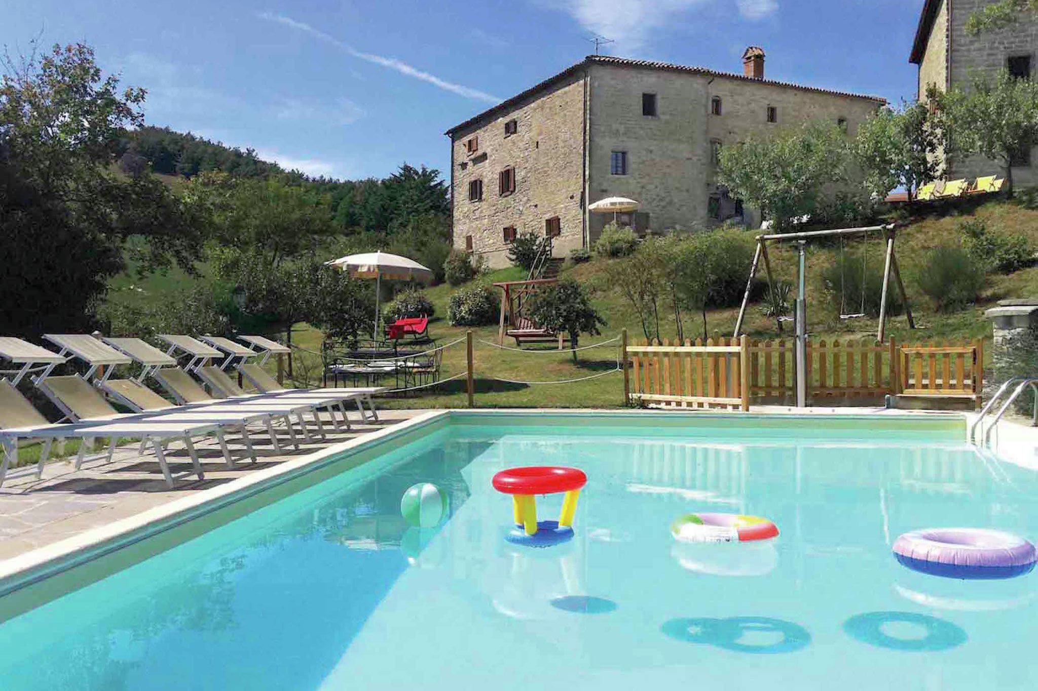 Rustikaler Bauernhof in Apecchio mit Pool
