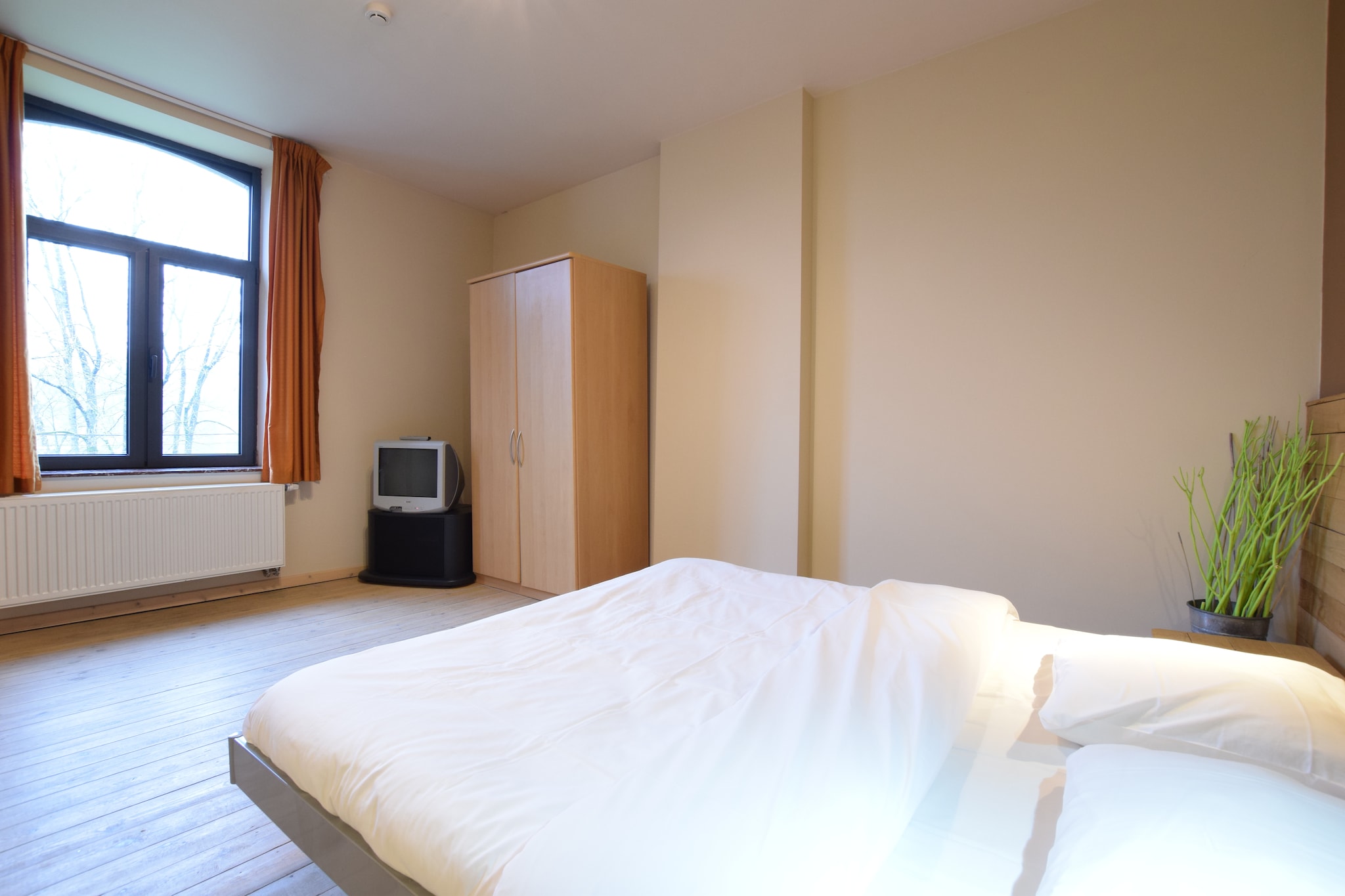 An optional utilities and service fee of EUR 180,00 will be charged before your arrival. Details are given below.<br> Located in charming Durbuy, this spacious holiday home comfortably accommodates up to 15 guests across 6 bedrooms, making it ideal for large families or groups traveling together. The house features central heating and a private tennis court for active recreation. Nature enthusiasts can enjoy walking, kayaking on the nearby Ourthe River, cycling, or exploring the surrounding forests, perfect for horseback riding or hiking. A supermarket and the town center are conveniently just 500 meters away, providing easy access to all necessities. Inside, you'll find a modern kitchen, a cozy living room with TV, and bedrooms equipped with a mix of single, double, and bunk beds. Relax in the garden, host barbecues on the terrace, and stay connected with free WiFi. Parking is available on-site for your convenience. <br><b> Optional Utilities & Service Package </b><br><b> An optional utilities and service package of EUR 180,00 </b> can be selected prior to your arrival. You will receive a separate communication with the payment link should you wish to include it.<br>This package ensures a seamless stay and conveniently covers services such as final cleaning, utility consumption, service support, and protection against minor damages or incidental costs during your stay.<br>Guests who prefer may manage these services independently, provided the property is returned in good order at check-out.