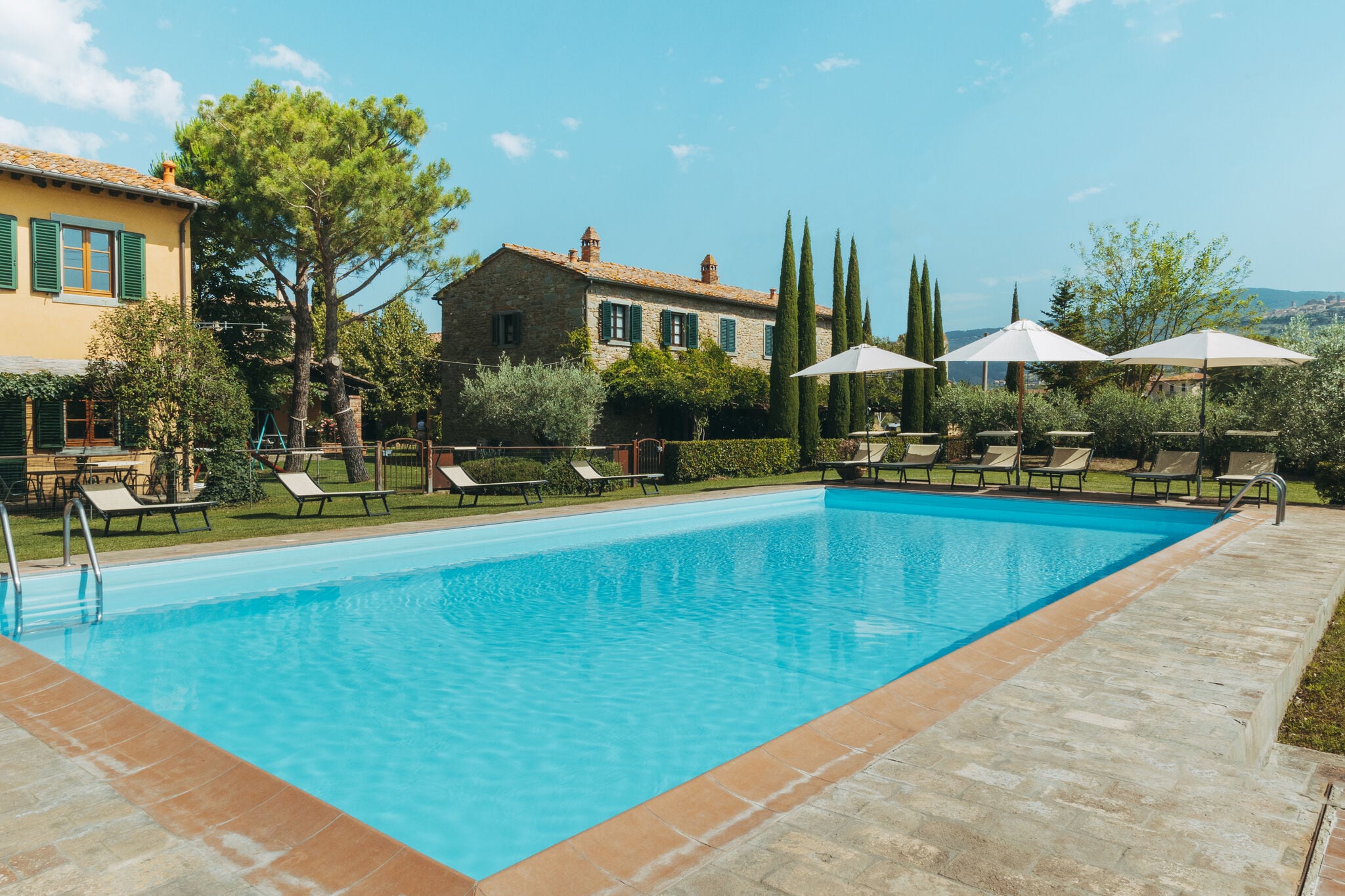 Statige villa dicht bij Cortona met een gedeeld zwembad