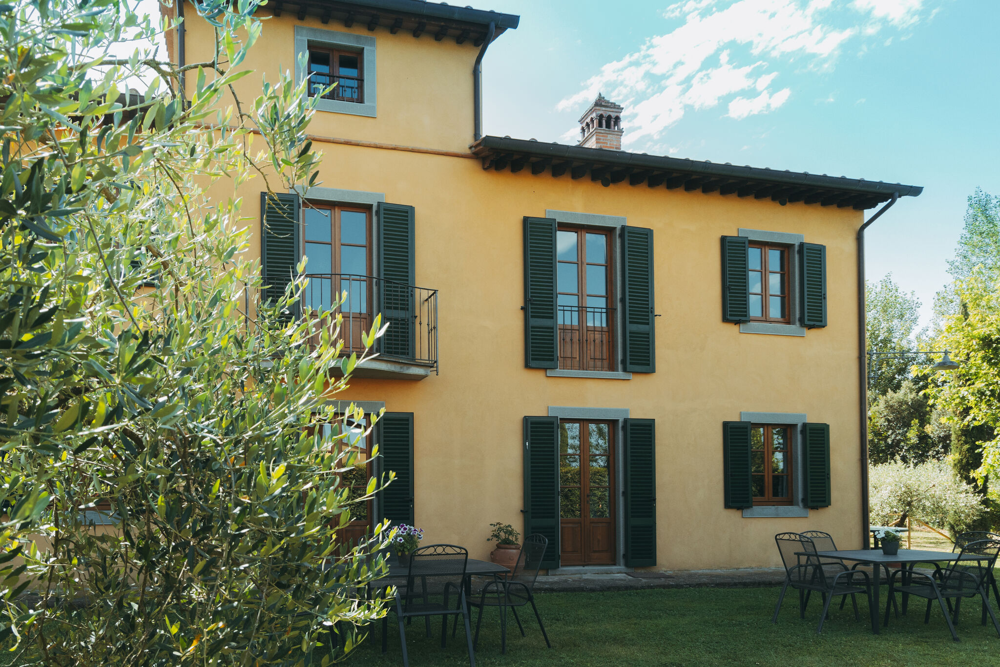Farmhouse with private terrace, garden and pool, overlooking the town of Cortona
