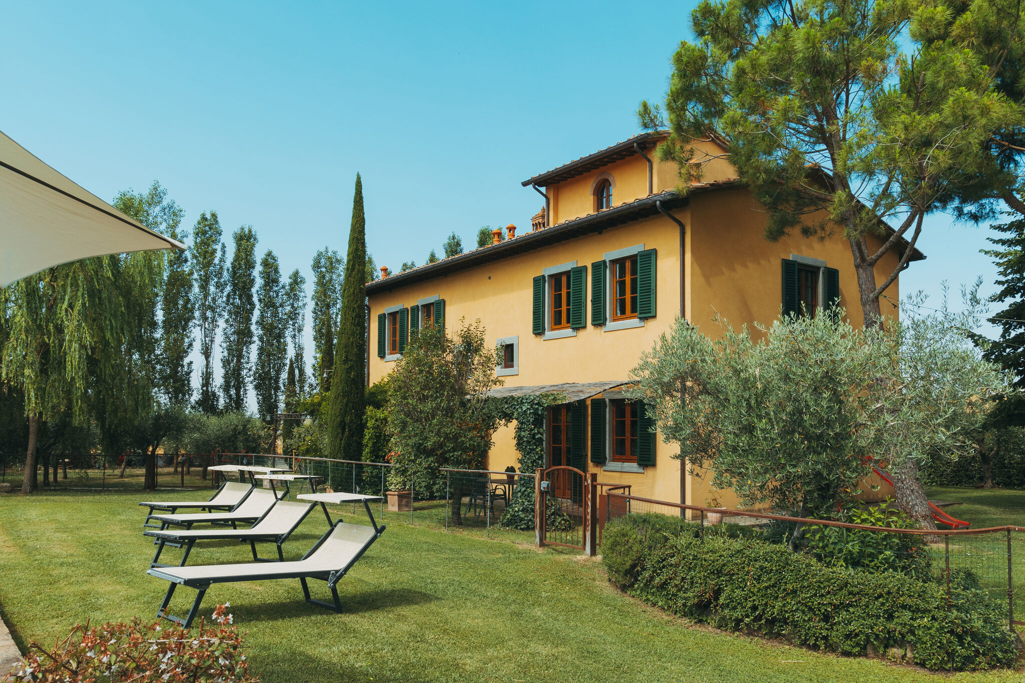 Farmhouse with private terrace, garden and pool, overlooking the town of Cortona