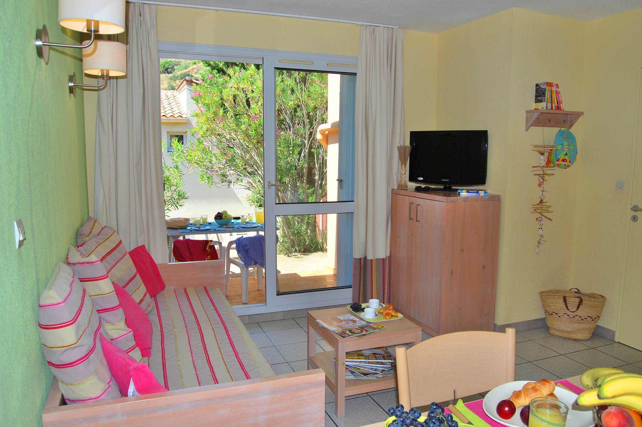 Apartment with balcony or terrace near sea
