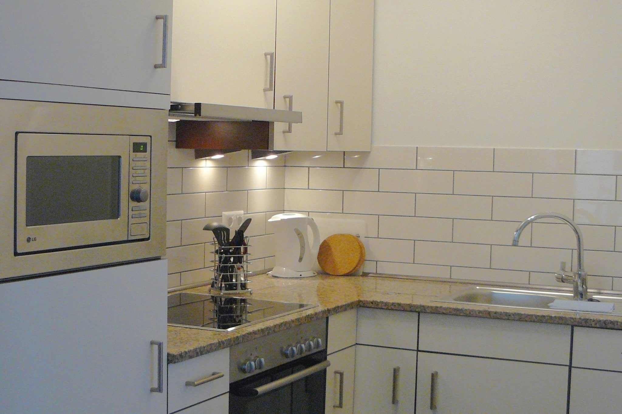 Ground floor: (Entrance, hall, open kitchen(electric kettle, cooker, oven, microwave, dishwasher, fridge-freezer), Living/diningroom(TV(satellite), dining table, DVD player), toilet, storage)\n\nOn the 1st floor: (bedroom(double bed), bedroom(2x single bed), bedroom(single bed), bathroom(shower, washbasin, toilet))\n\nheating(central, floor heating), terrace, garden, garden furniture, parking, children\'s bed, high chair