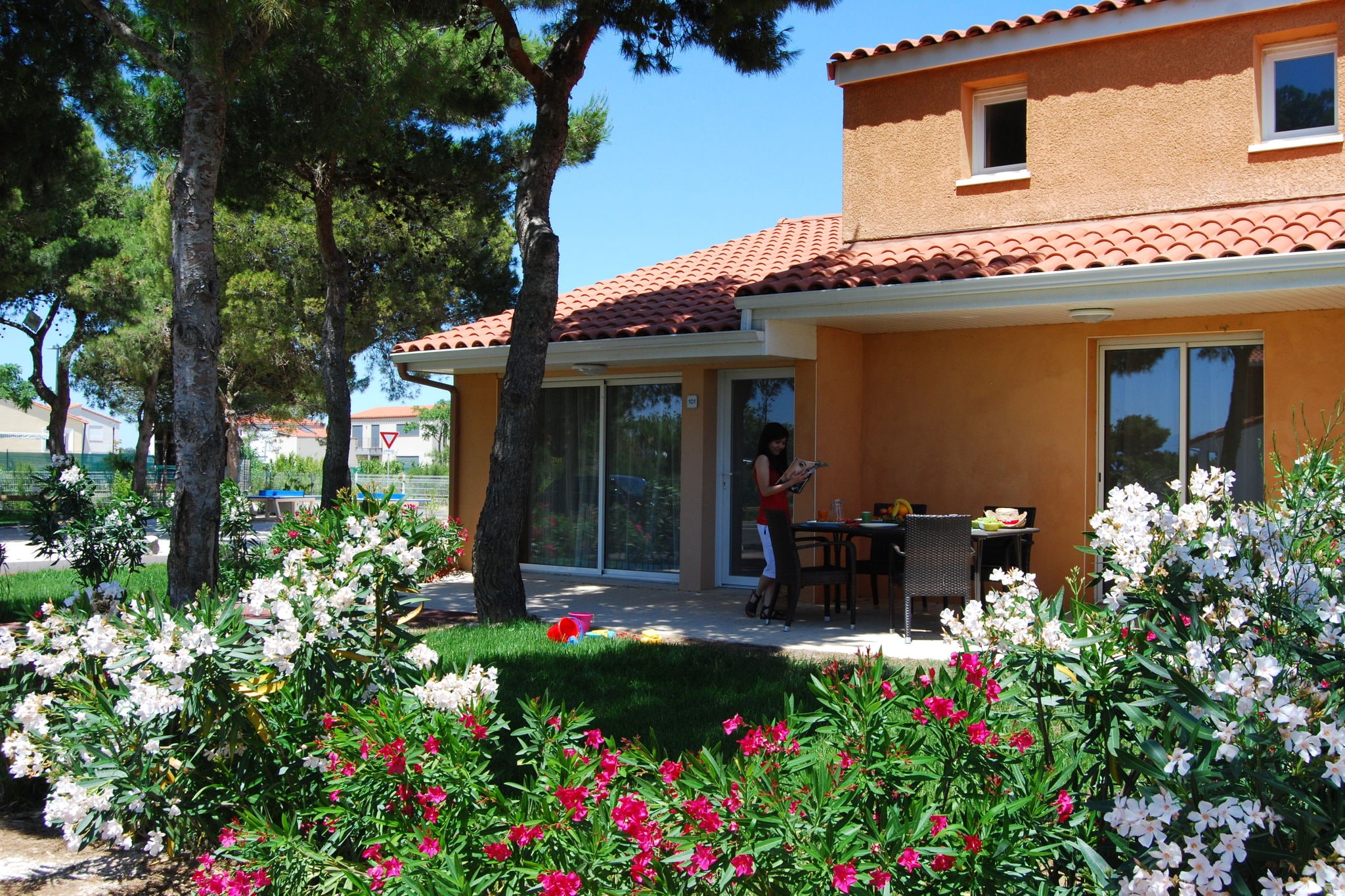 Buntes Ferienhaus mit Garten im mediterranen Stil