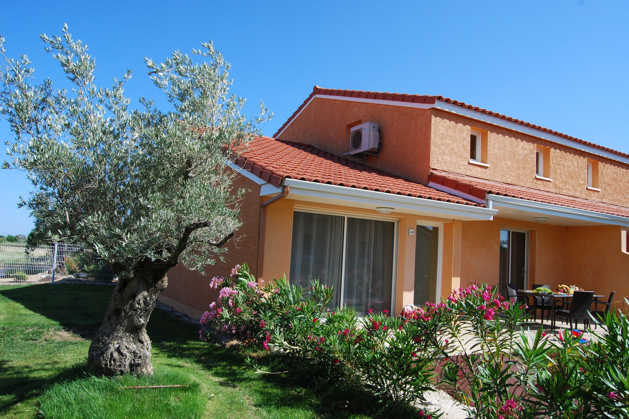 Maison de vacances colorée avec jardin style méditerranéen