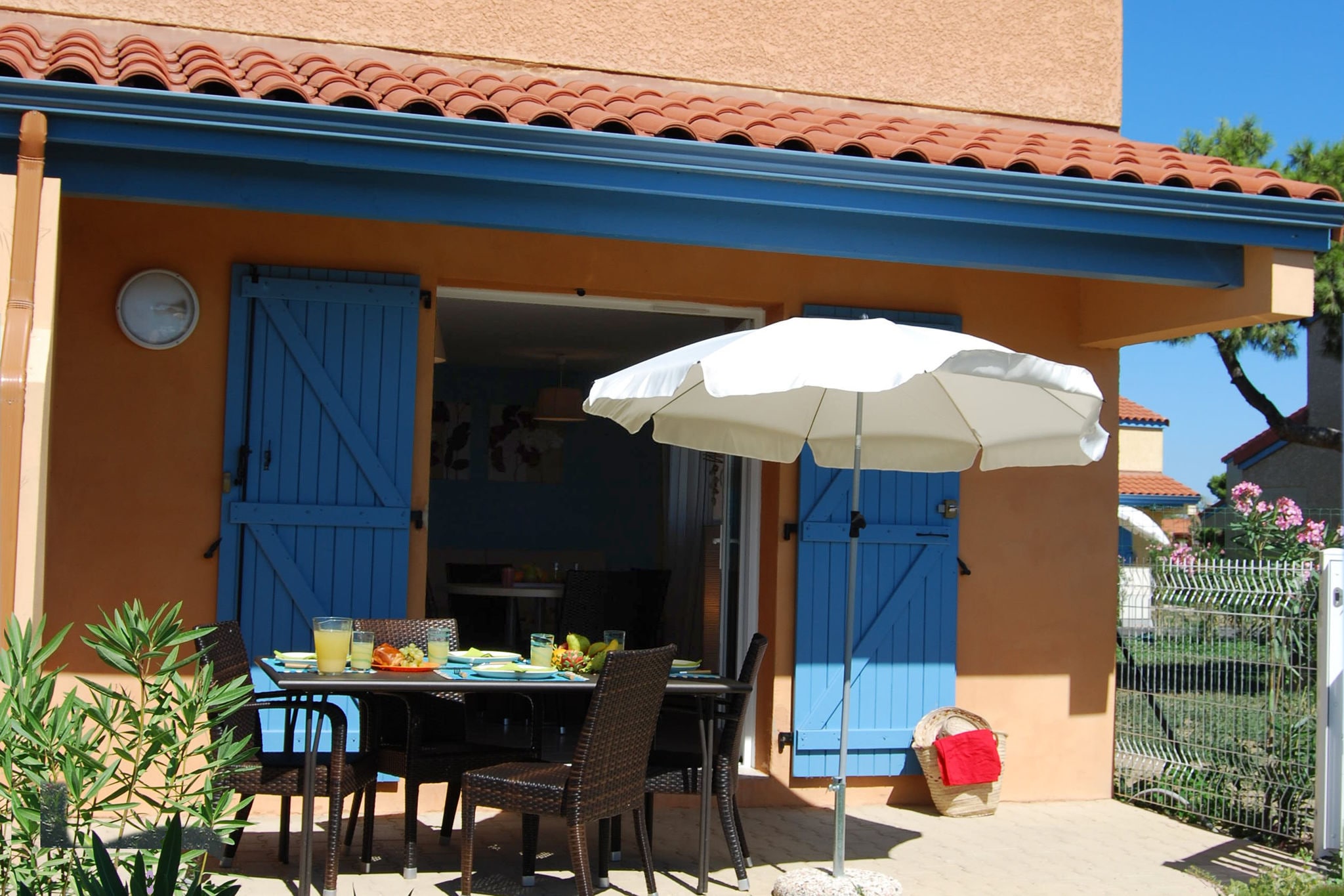 Maison de vacances colorée avec un style méditerranéen
