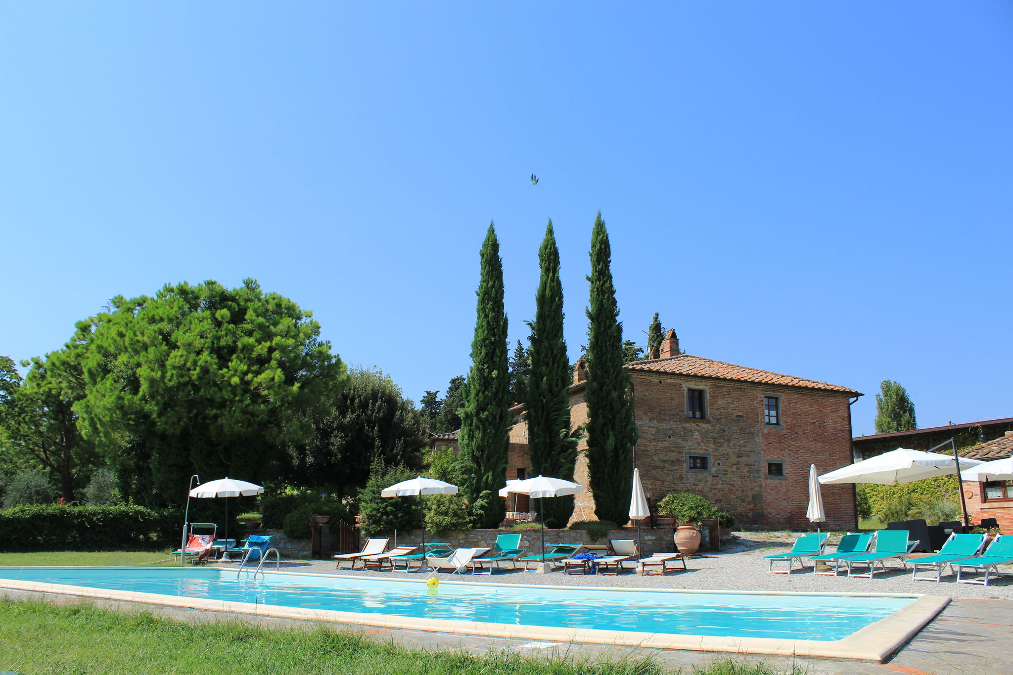 Ferme moderne à Cortona avec piscine
