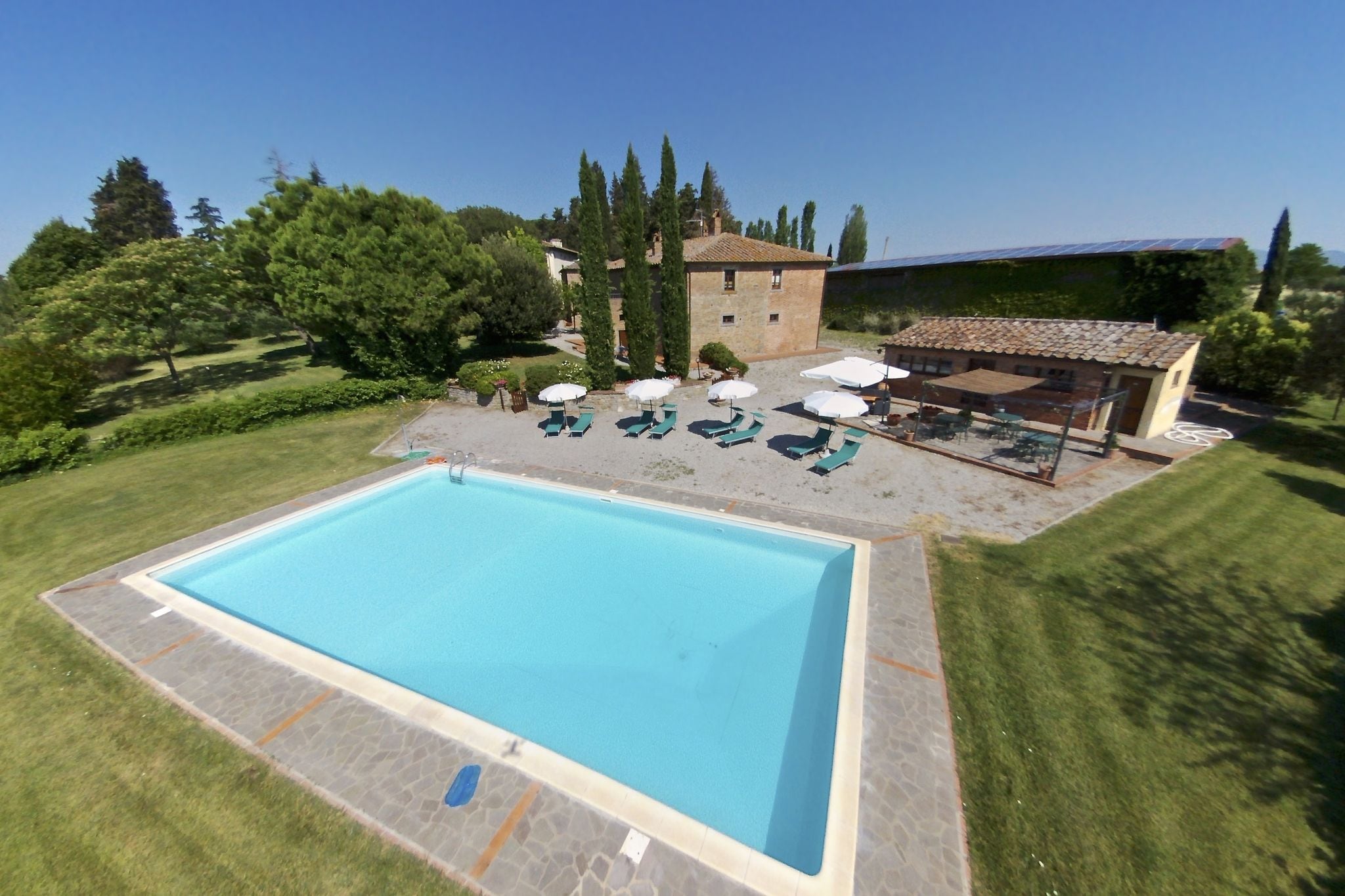 Ferme moderne à Cortona avec piscine