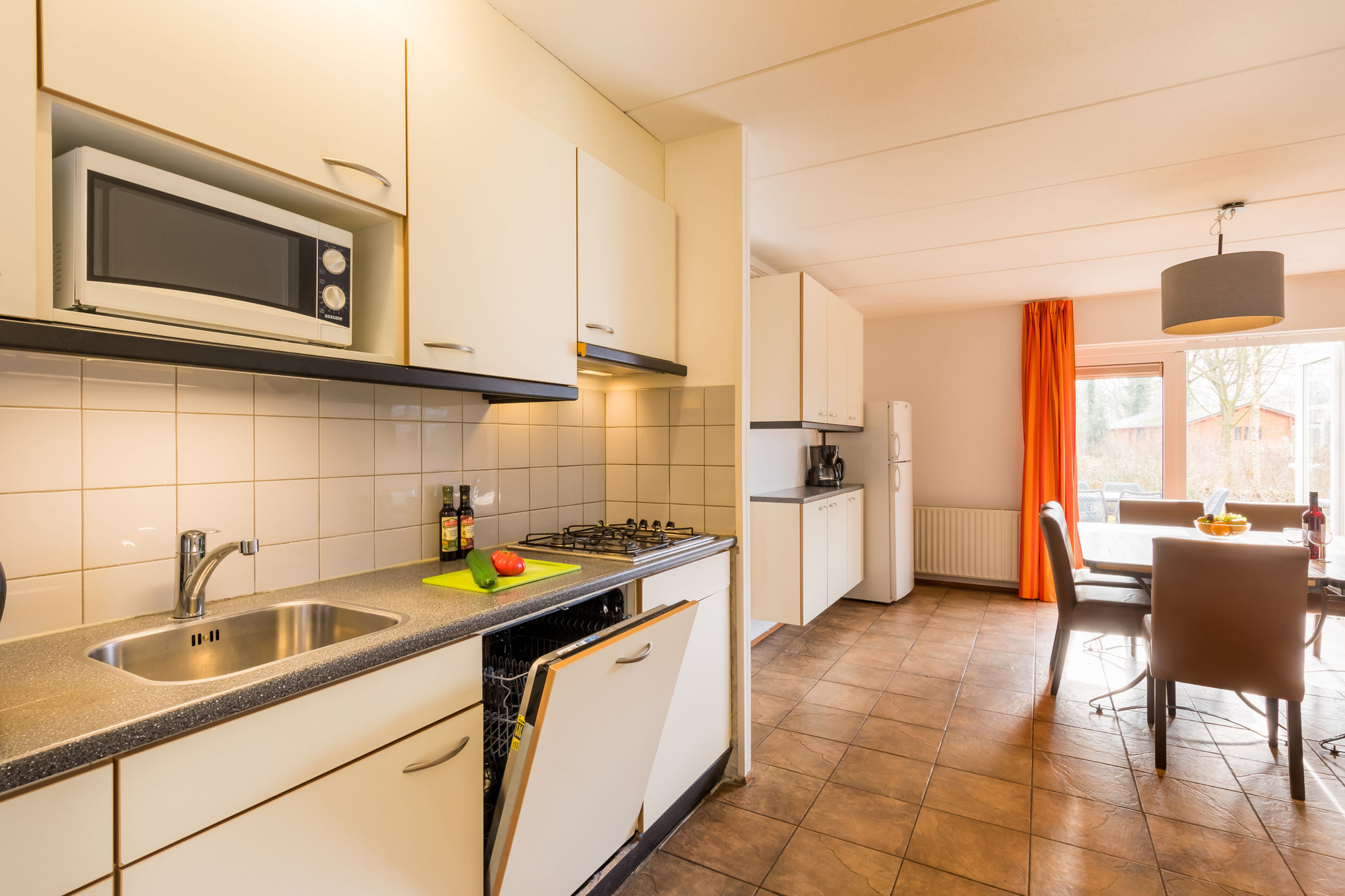 Spacious bungalow with dishwasher, near the Hunebedcentrum