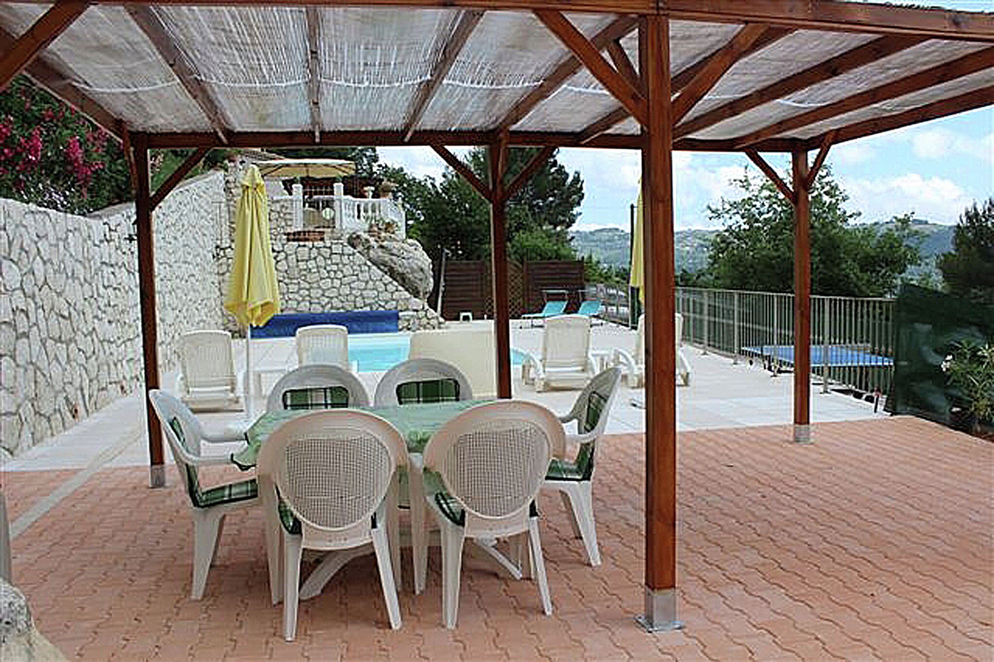 Villa spacieuse avec piscine privée, vue panoramique sur la vallée et mer