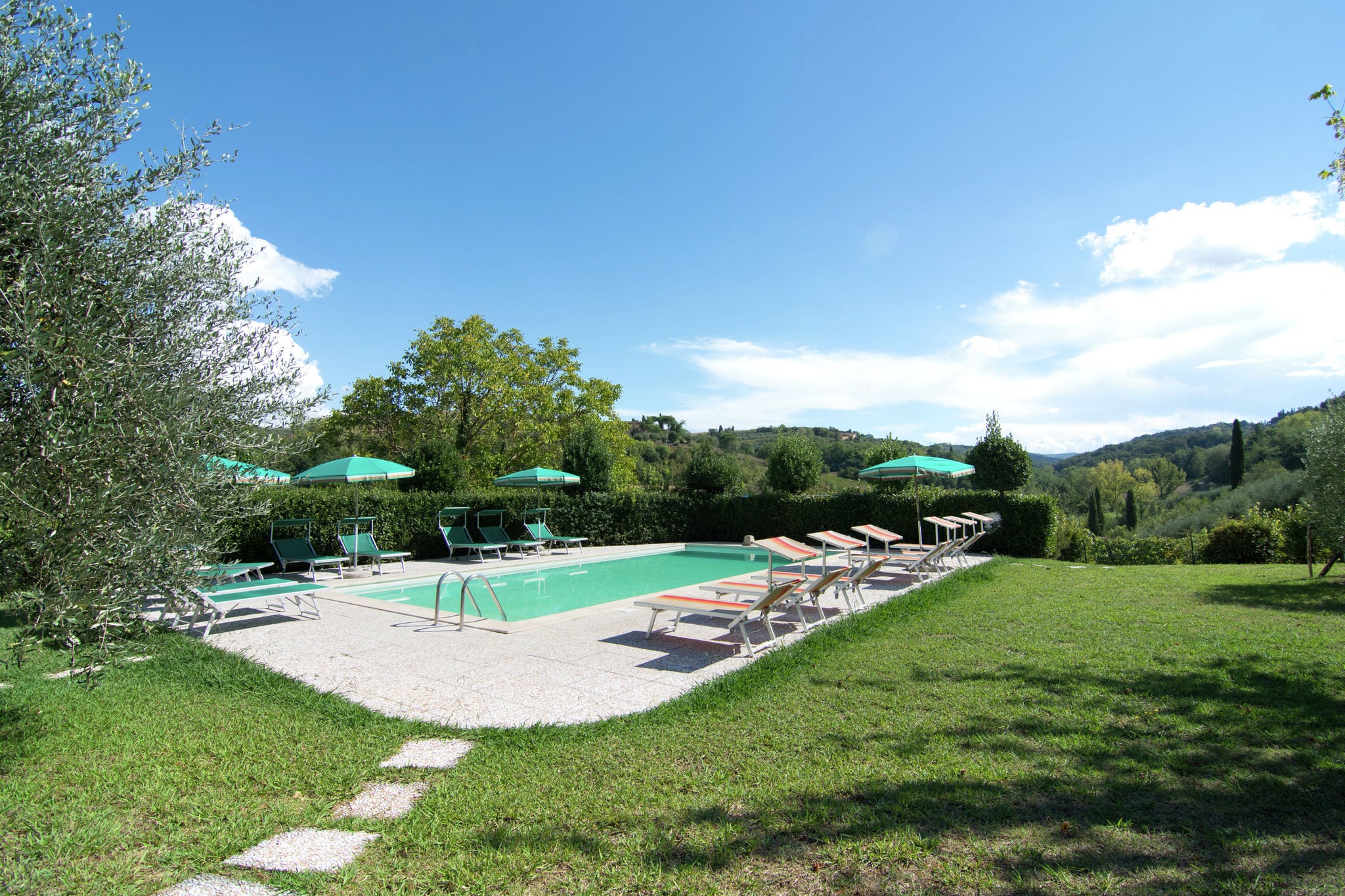 Authentiek appartement in Montaione, Toscane met zwembad
