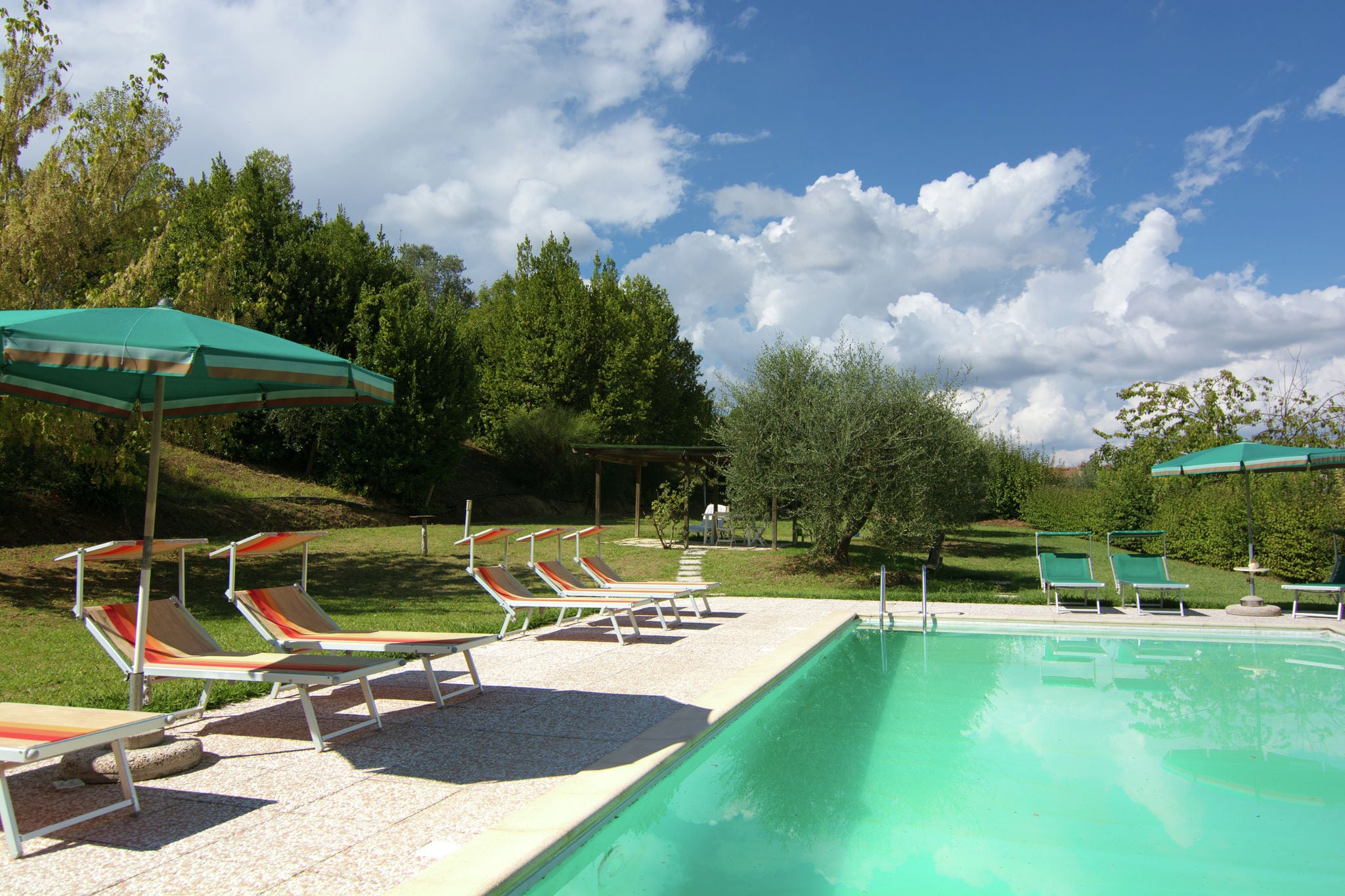 Authentiek appartement in Montaione, Toscane met zwembad