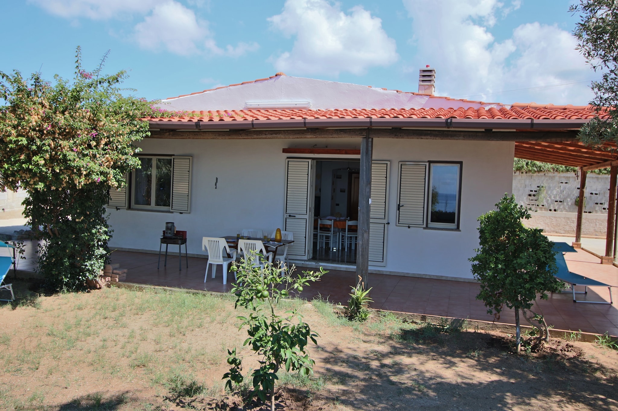 Ground floor: (Kitchenette(microwave, dishwasher), Living/diningroom(double sofa bed, TV(satellite)), bedroom(double bed), bedroom(2x single bed), bathroom(shower, washbasin, toilet, bidet), bathroom(shower, washbasin, toilet, washing machine))\n\nTV, fireplace, coffee machine, dishwasher, bathtub or shower, shower, washing machine, air conditioning, terrace(private), garden(private), garden furniture, sun loungers, BBQ, parking, deckchairs, children\'s bed