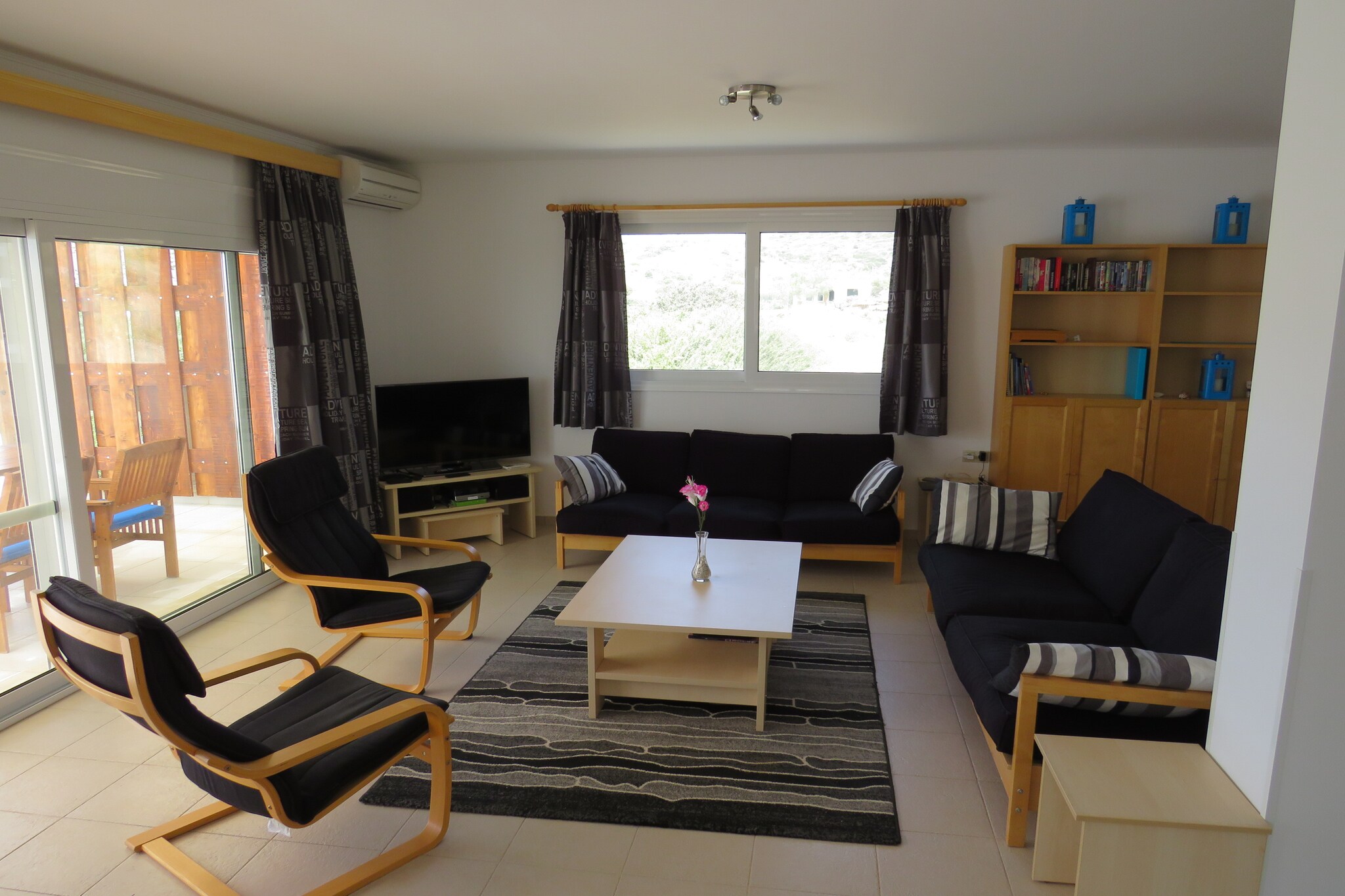 Ground floor: (bedroom(2x single bed(100 x 200 cm), air conditioning), bedroom(2x single bed(100 x 200 cm), air conditioning), Bedroom with bathroom(double bed(150 x 200 cm), bath tub, washbasin, toilet, air conditioning), bathroom(shower, 2x washbasin, washing machine), toilet, heating(electric))\n\nOn the 1st floor: (open kitchen(cooker(ceramic), oven, microwave, dishwasher, fridge-freezer), Living/diningroom(TV(satellite), DVD player, radio, CD player, air conditioning), toilet, heating(electric), roof terrace, garden furniture)\n\nterrace(private), garden(private, fenced, 1000 m2), garden furniture, deckchairs, parasol