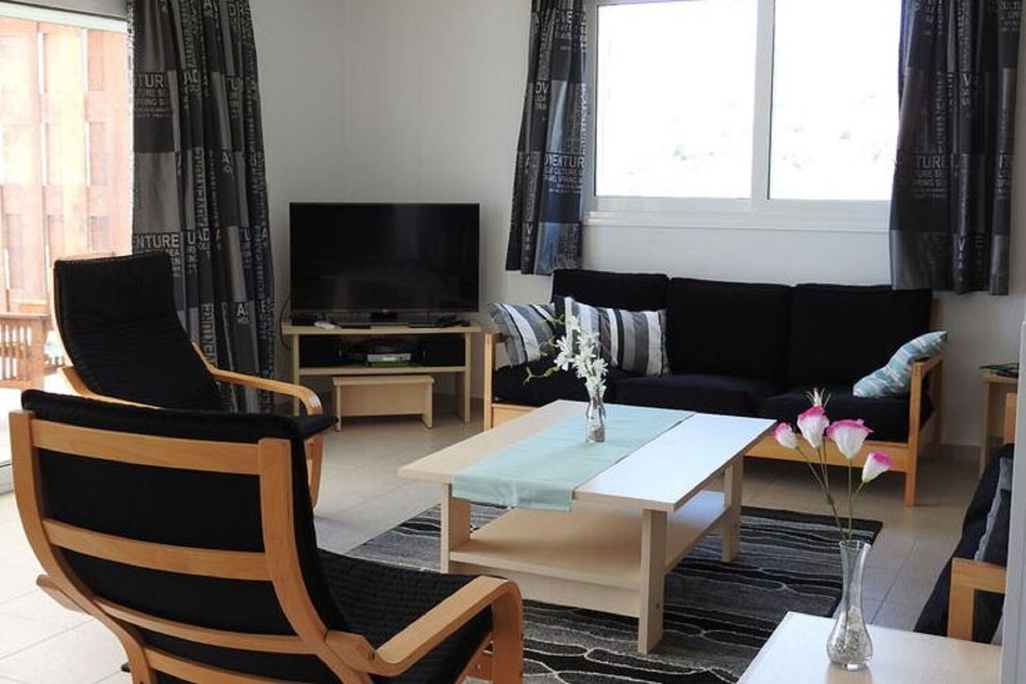 Perfect for Families & Groups
This 3-bedroom villa in Makry Gialos is a serene escape ideal for families or groups of up to 6 people. Built on a hillside, it offers stunning views of the Mediterranean Sea, olive groves, and surrounding mountains — all within 600 m of the beautiful Lagada sandy beach.

Relaxation & Exploration Combined
Enjoy morning coffee on the spacious terrace or balcony while soaking up panoramic views of the bay. Sunbathers and beach lovers will enjoy access to multiple secluded beaches nearby. For a local experience, the charming village of Makry Gialos, just 3 km away, offers a fishing port, tavernas, and cozy bars.

Discover Crete’s Rich Culture
Located on 1000 m² of private land, the villa also serves as a great base to explore Crete’s historical sites like Knossos and Heraklion. Nearby hiking trails and Minoan archaeological sites add to the adventure. Whether you want relaxation or discovery, this villa has something for everyone.