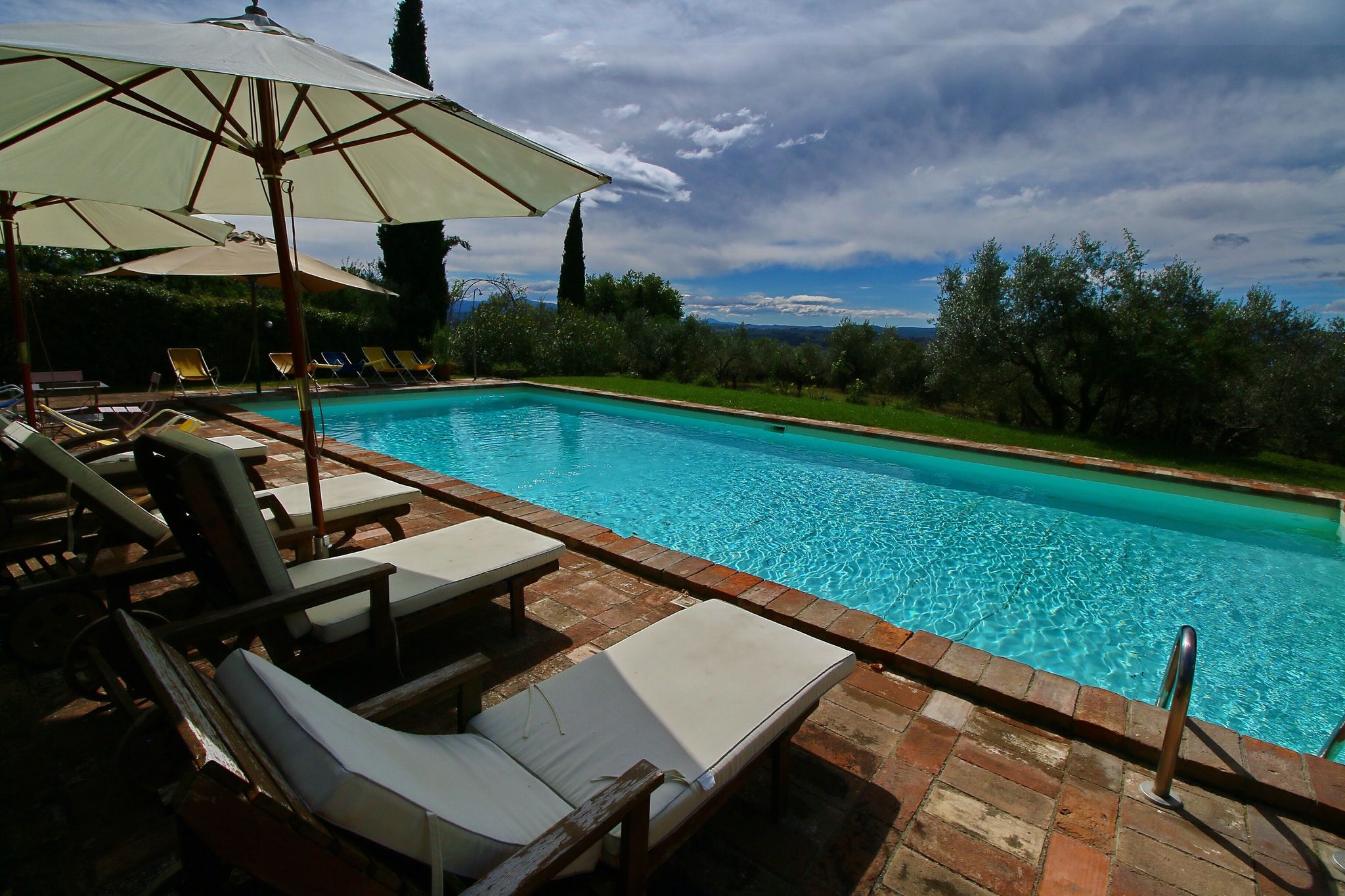 Ferme rustique à Todi avec piscine