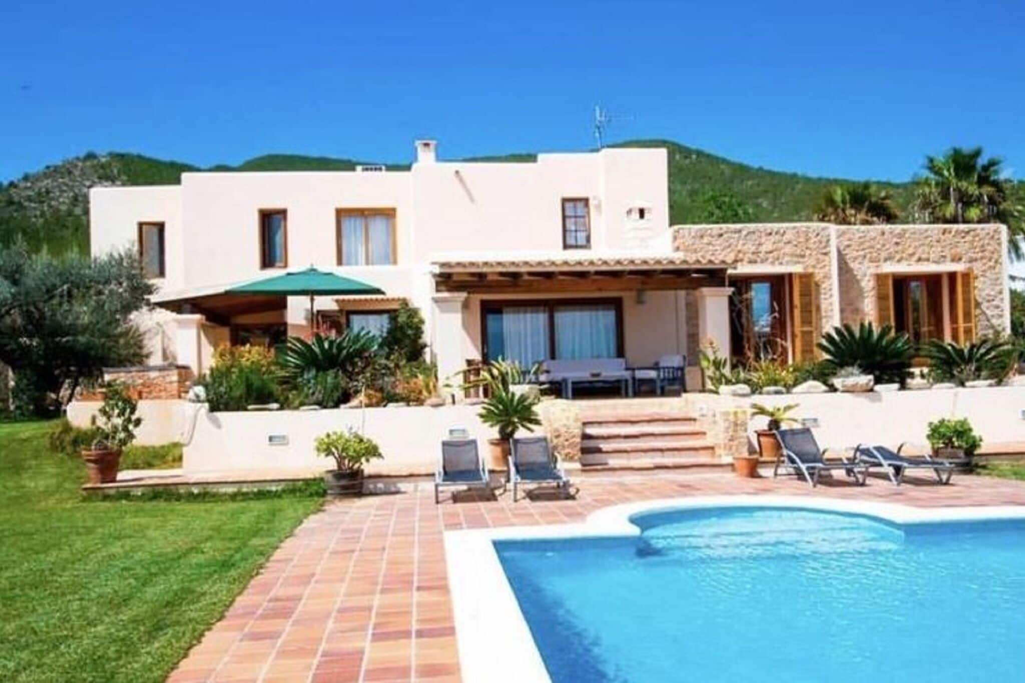 Villa spacieuse dans la ville d'Ibiza avec piscine