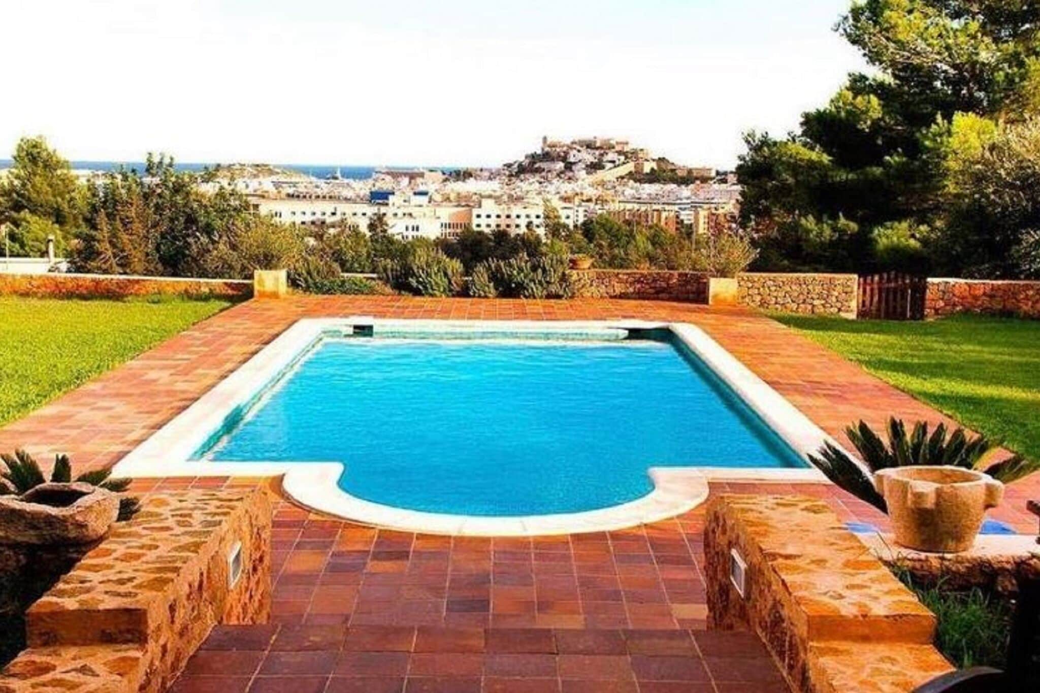 Villa met privézwembad vlakbij Ibizastad op het eiland Ibiza