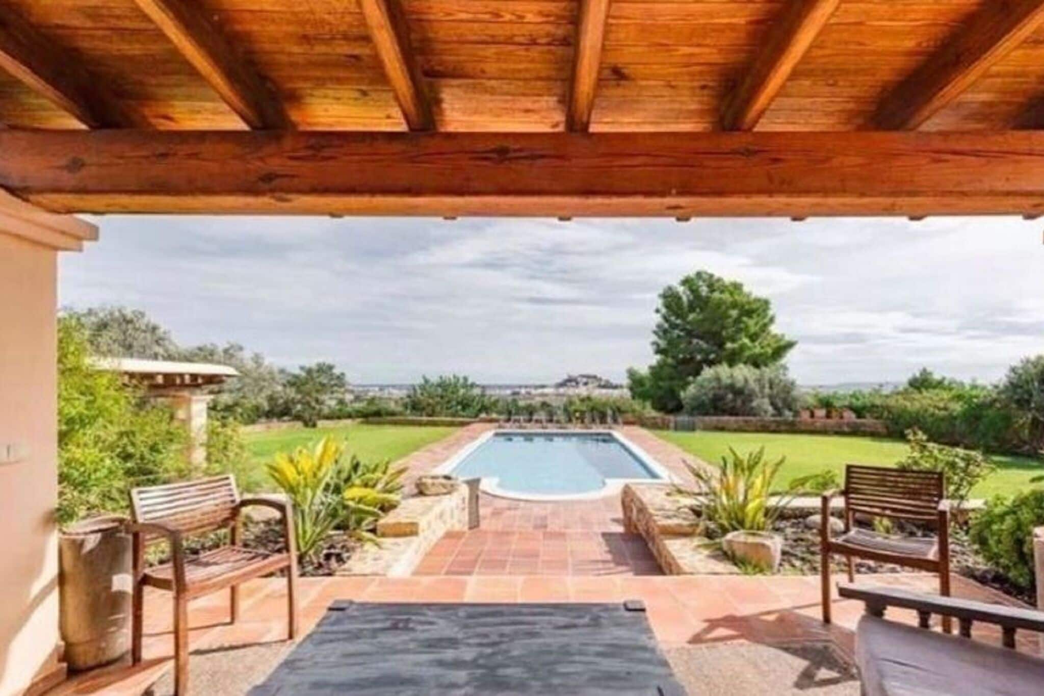 Geräumige Villa in Ibiza-Stadt mit Swimmingpool