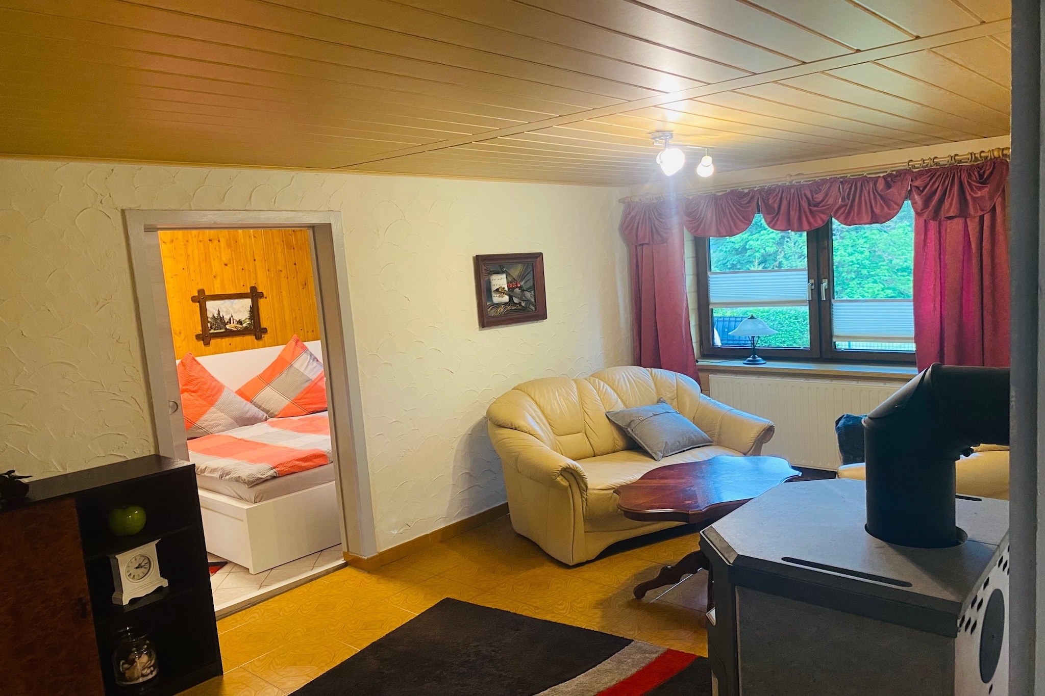 Cozy Family Retreat
Set in the spa town of Altenfeld, this 2-bedroom holiday home accommodates up to 4 guests in comfort. The living room features a wood stove and a TV, while central heating ensures warmth throughout the home. The modern kitchen and comfortable bedrooms create a relaxed atmosphere, and the private, fenced garden invites you to enjoy outdoor meals, sunbathing, or a quiet moment in nature.
Outdoor Adventures Nearby
Nature surrounds you at every turn. Explore hiking trails, horseback riding paths, and the local museums for cultural immersion. Winters bring ski opportunities at the nearby 800-meter ski lift. Day trips to Masserberg, Oberhof, Erfurt, and Weimar allow for a mix of recreation and sightseeing, making the region ideal for families who enjoy both activity and relaxation.
Dining & Convenience
Restaurants are just 500 meters away, offering local Thuringian dishes, while a supermarket is located 3 km from the property for self-catering needs. The private garden includes a barbecue area for leisurely evening meals. On-site parking and nearby public transport (800 meters) make this home easily accessible, providing a balanced mix of convenience, comfort, and access to the natural and cultural highlights of the Thuringian Forest.